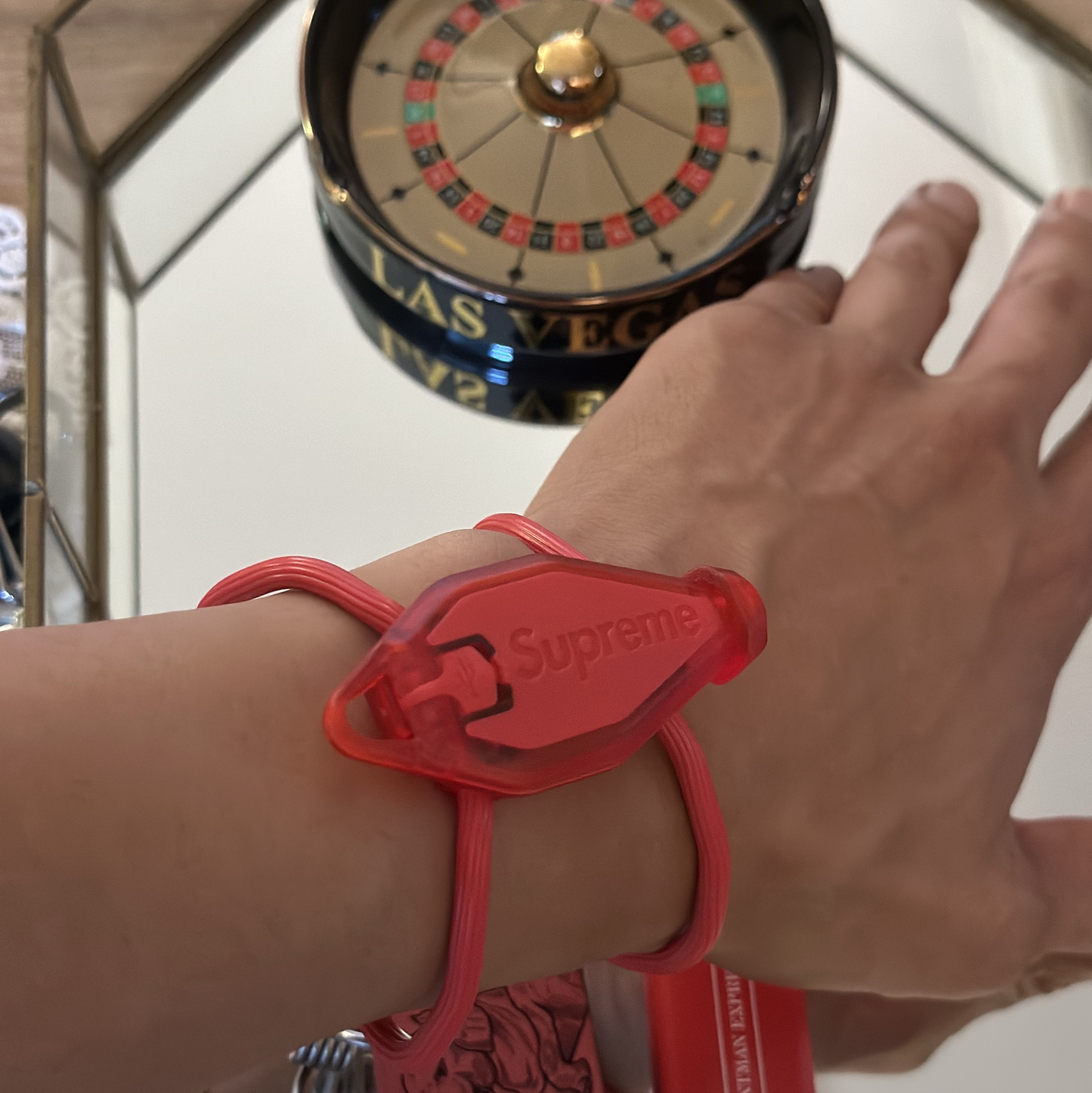 Supreme x Nite Ize Buglit Red - 24SS 착용 스타일