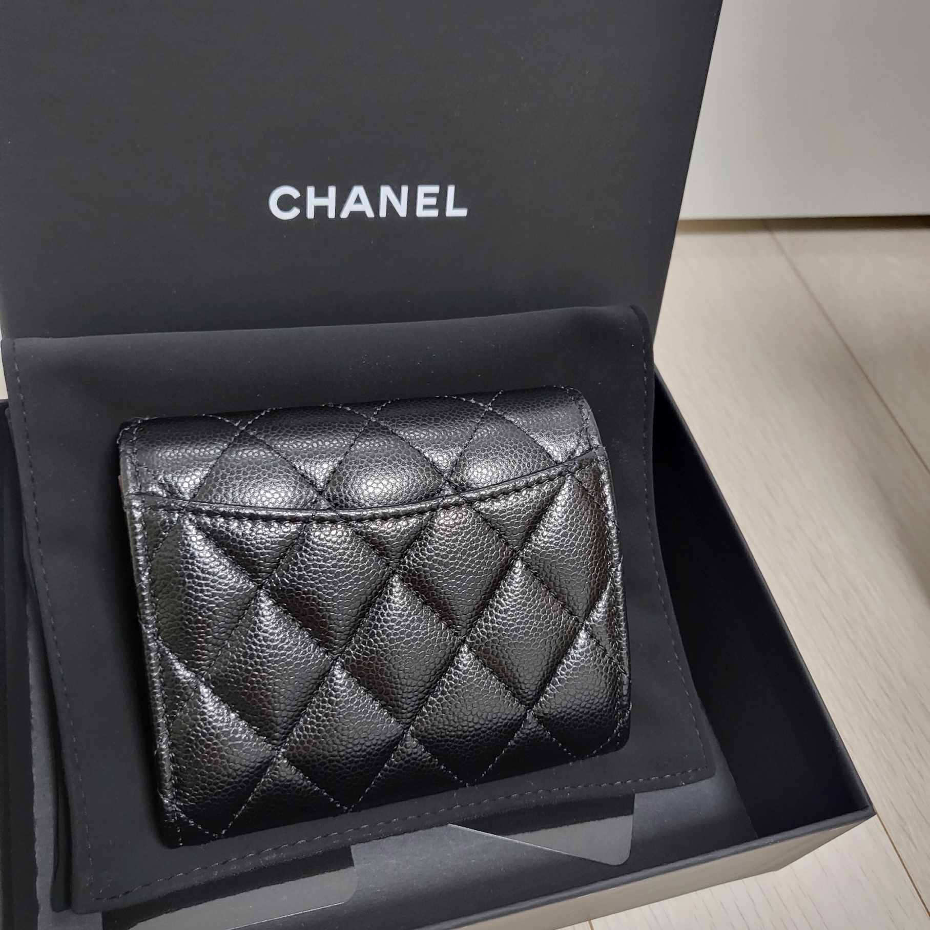 Chanel Classic Small Flap Wallet Grained Shiny Calfskin & Gold Black 착용 스타일 - 2