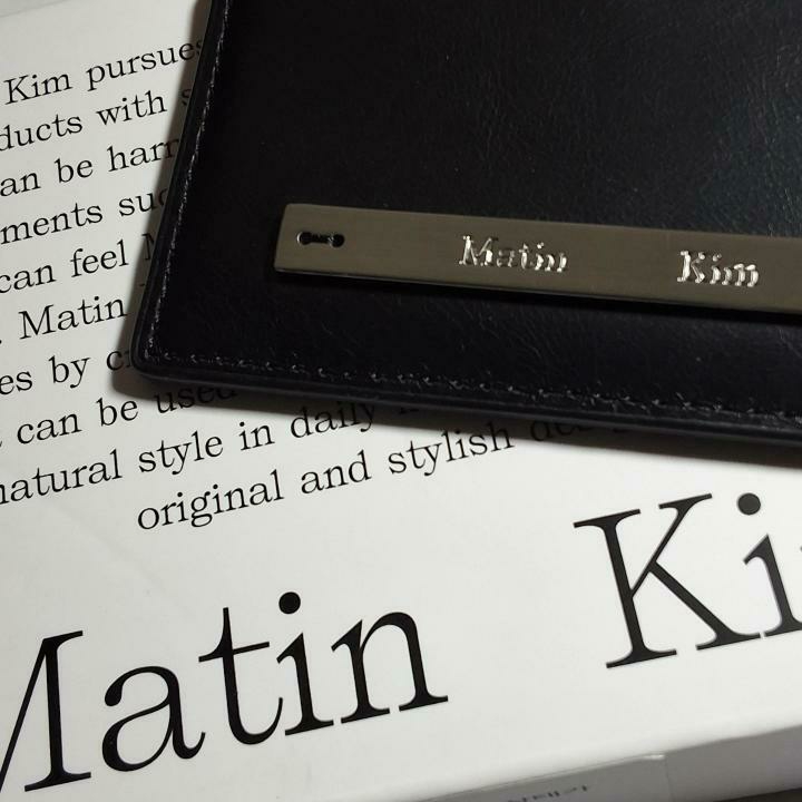 Matin Kim Vintage Card Wallet Black 착용 스타일