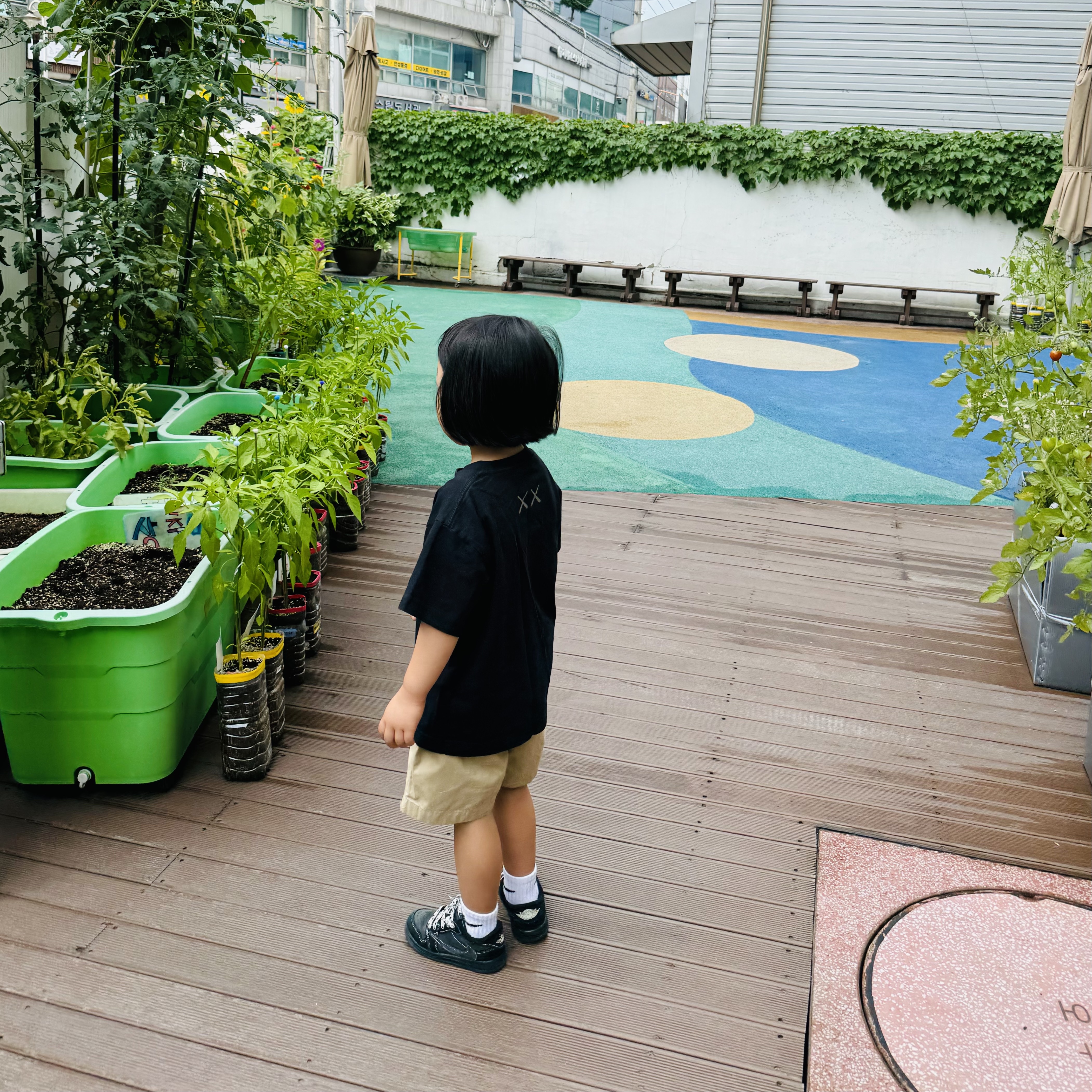 (Kids) Uniqlo UT x Kaws Short Sleeve Graphic T-Shirt Black, (TD) Jordan 1 x Travis Scott Retro Low OG SP Black Phantom 착용 스타일 - 3