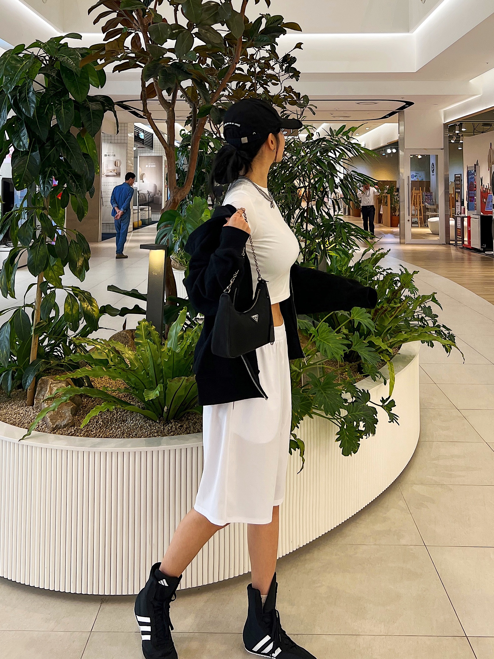 Prada Re-Edition 2005 Re-Nylon Shoulder Bag Black, Adidas Box Hog 2.0 Boots Core Black Cloud White 착용 스타일 - 4