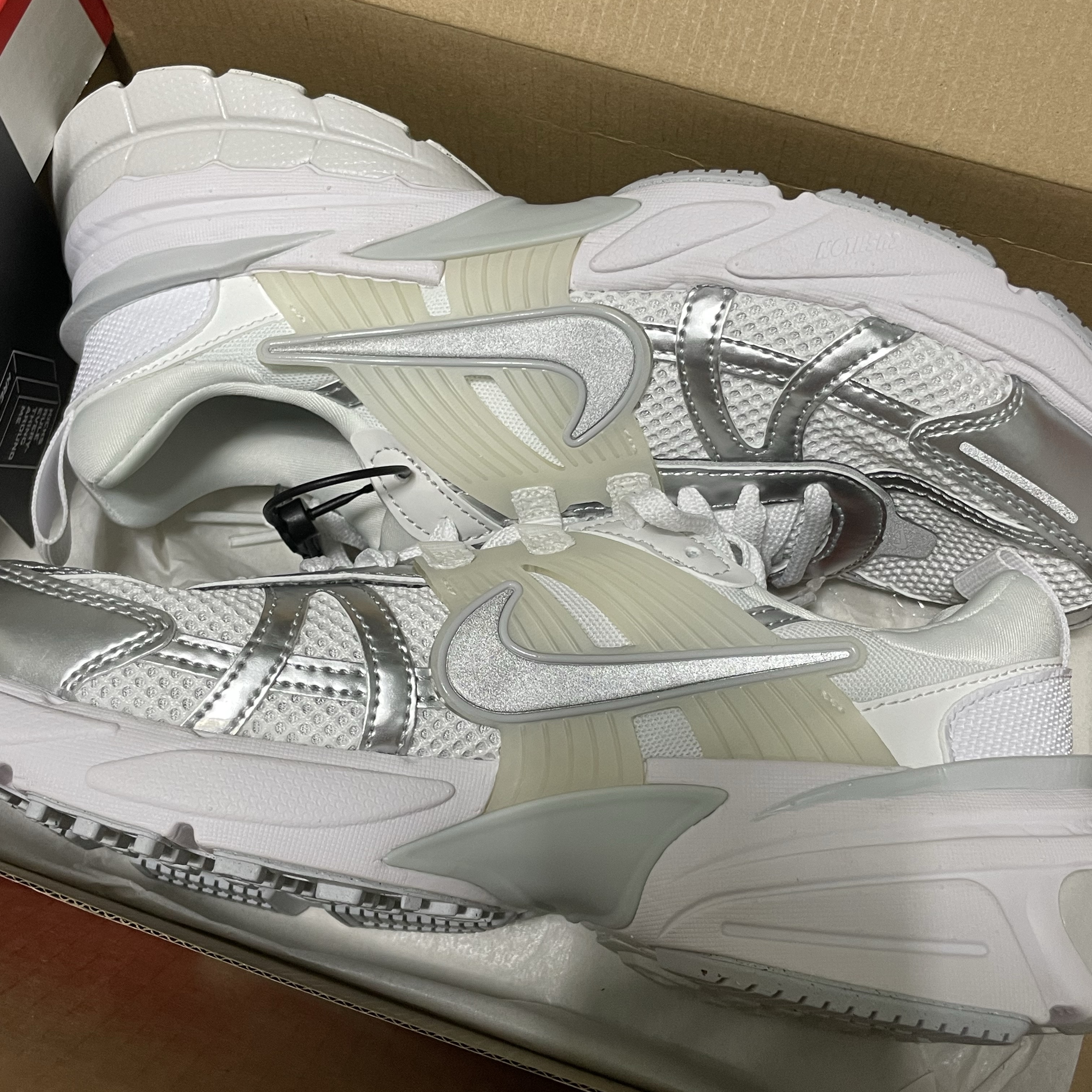 Nike V2K Run Metallic Silver White 착용 스타일