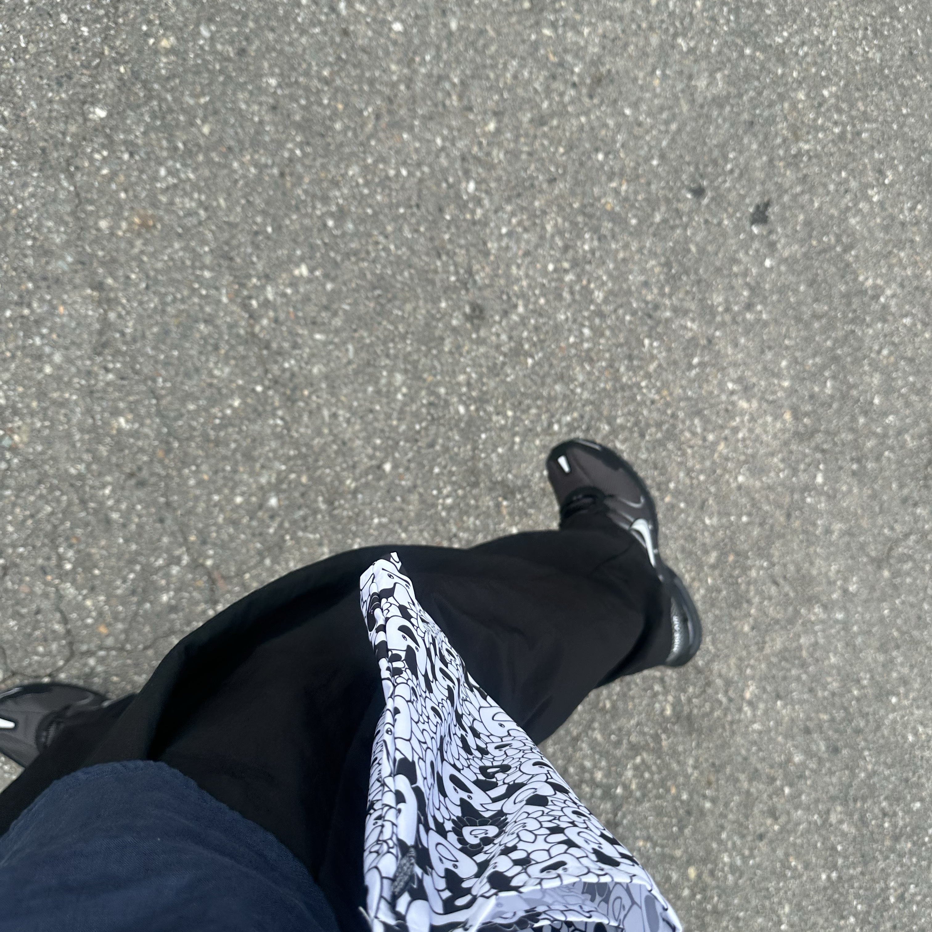 Nike Air Max Torch 4 Anthracite Metallic Silver, NewJeans Supernatural NJ x Murakami Cross Bag Black (Danielle Ver.) 착용 스타일 - 1
