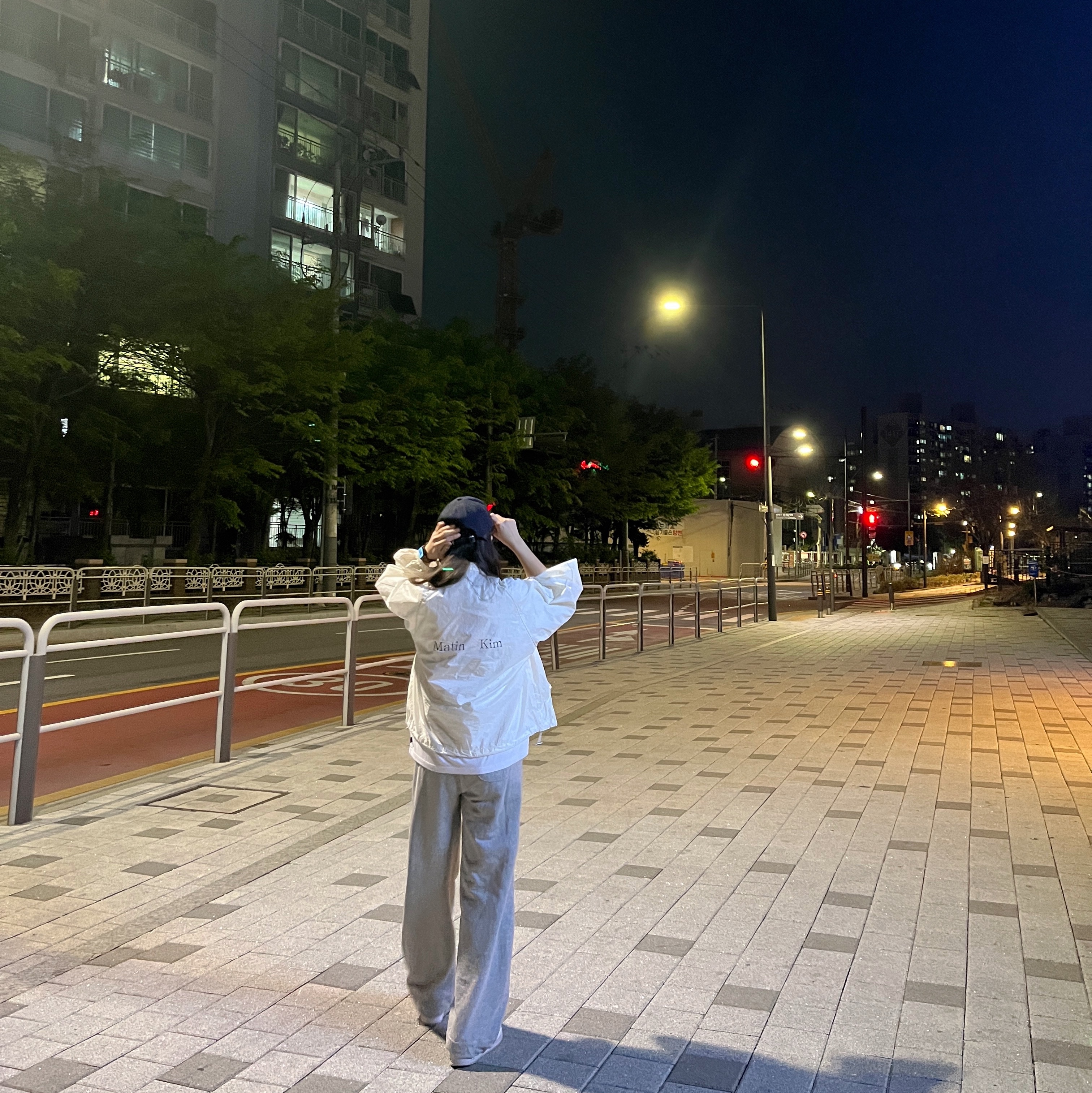 (W) 마뗑킴 로고 코팅 점퍼 아이보리, 나이키 에어포스 1 '07 로우 화이트 착용 스타일 - 2