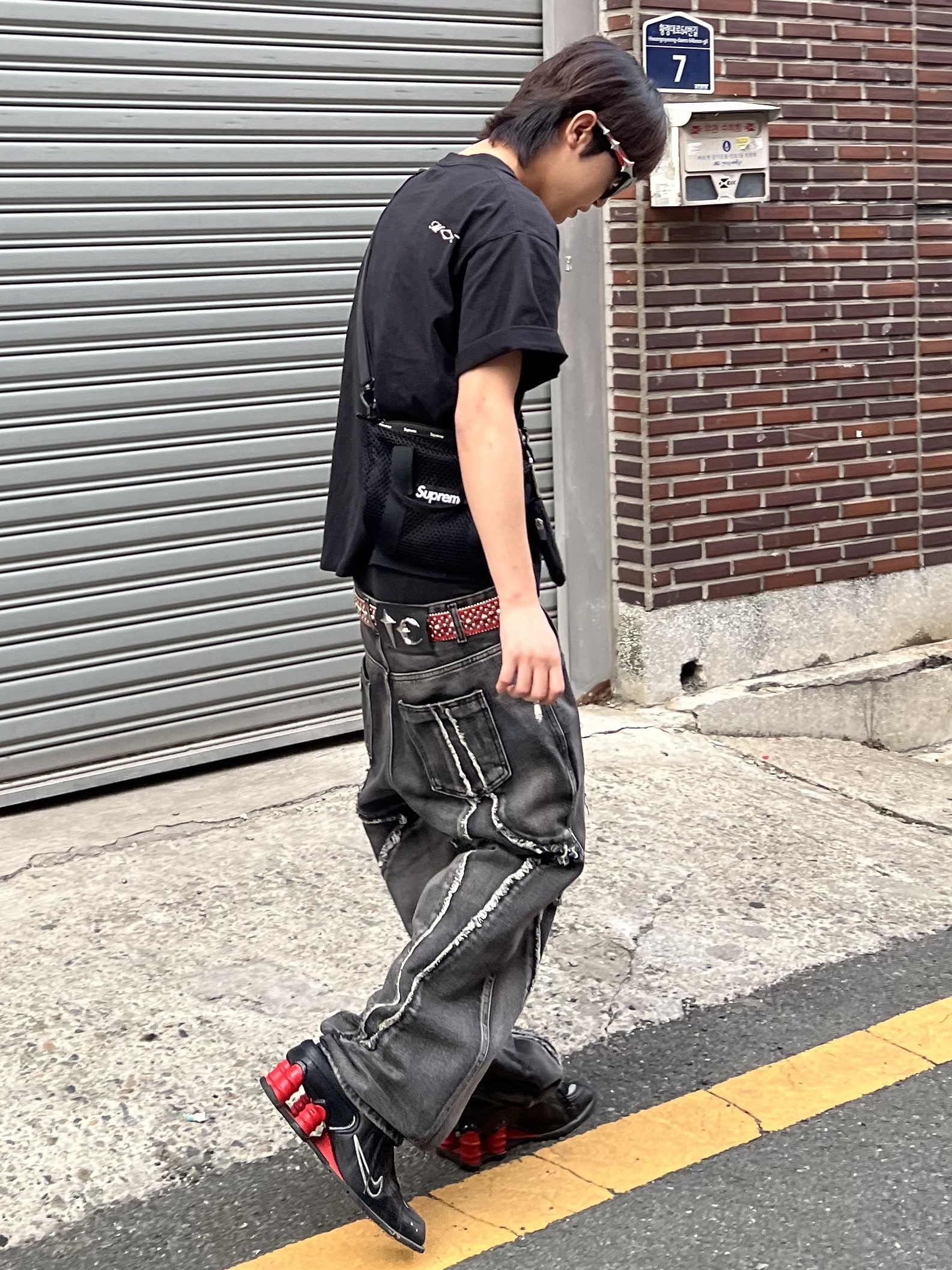 Gentle Monster Paso 01 Black, Nike x Martine Rose Shox MR4 Black 착용 스타일 - 3
