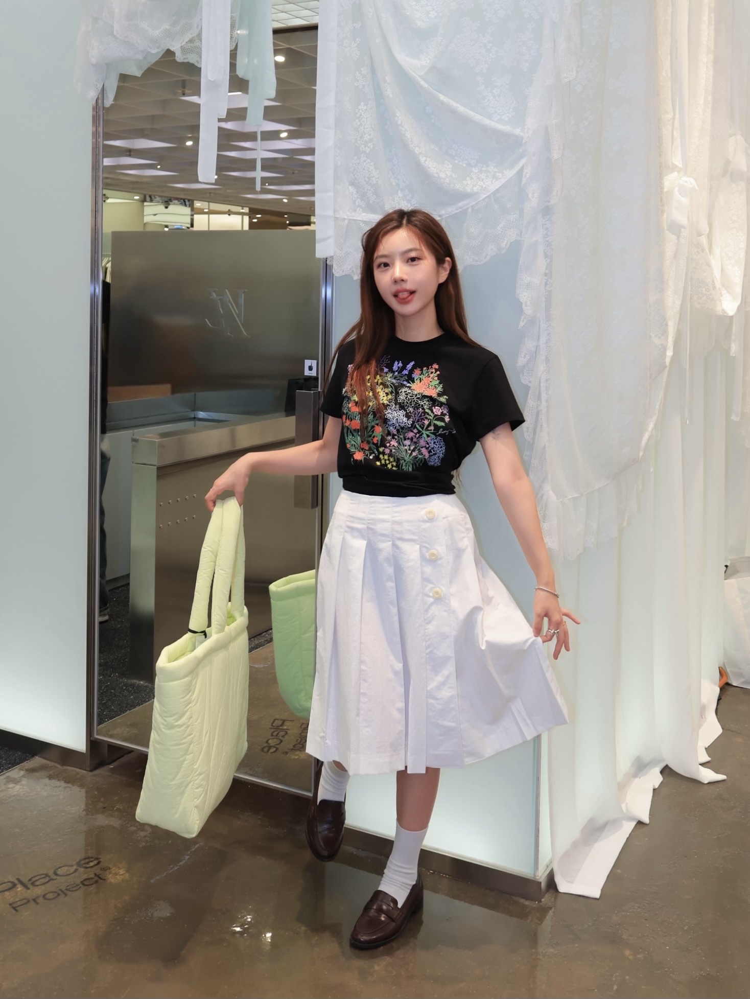 LOTS YOU Bumpy Pumpy Tote Bag Black 착용 스타일 - 4