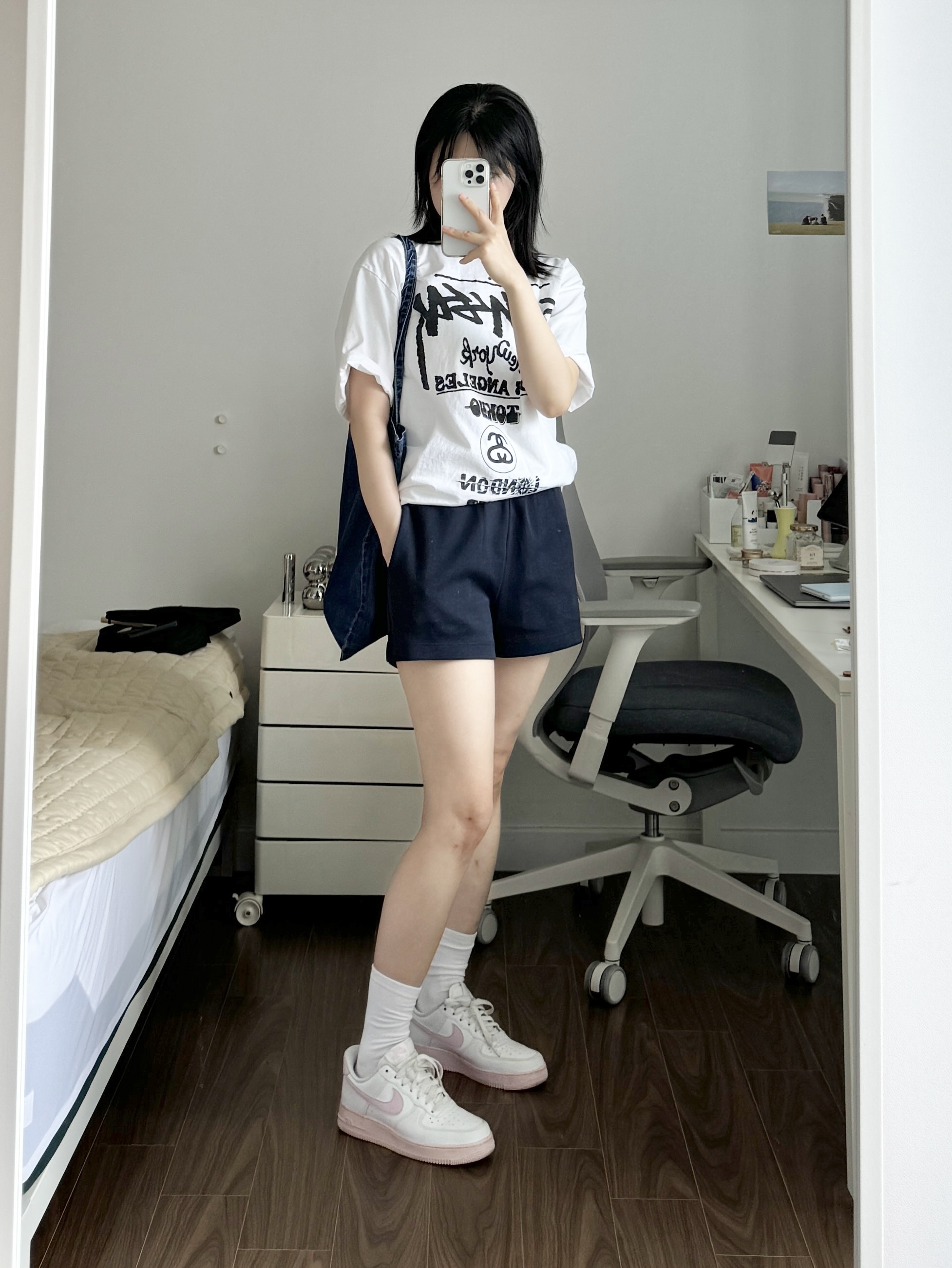 Nike Air Force 1 Low White Pink Midsole, Stussy Tour T-Shirt White 착용 스타일 - 1