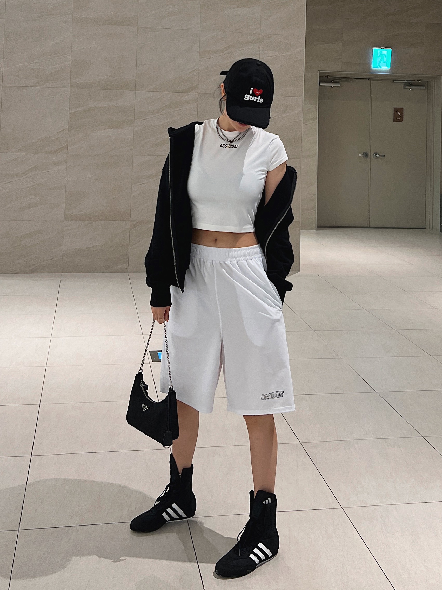 Prada Re-Edition 2005 Re-Nylon Shoulder Bag Black, Adidas Box Hog 2.0 Boots Core Black Cloud White 착용 스타일 - 1