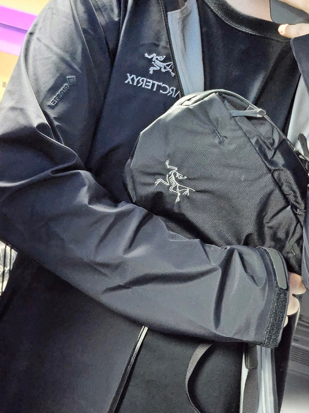 Arc'teryx Heliad 6 Crossbody Bag Black 착용 스타일 - 1