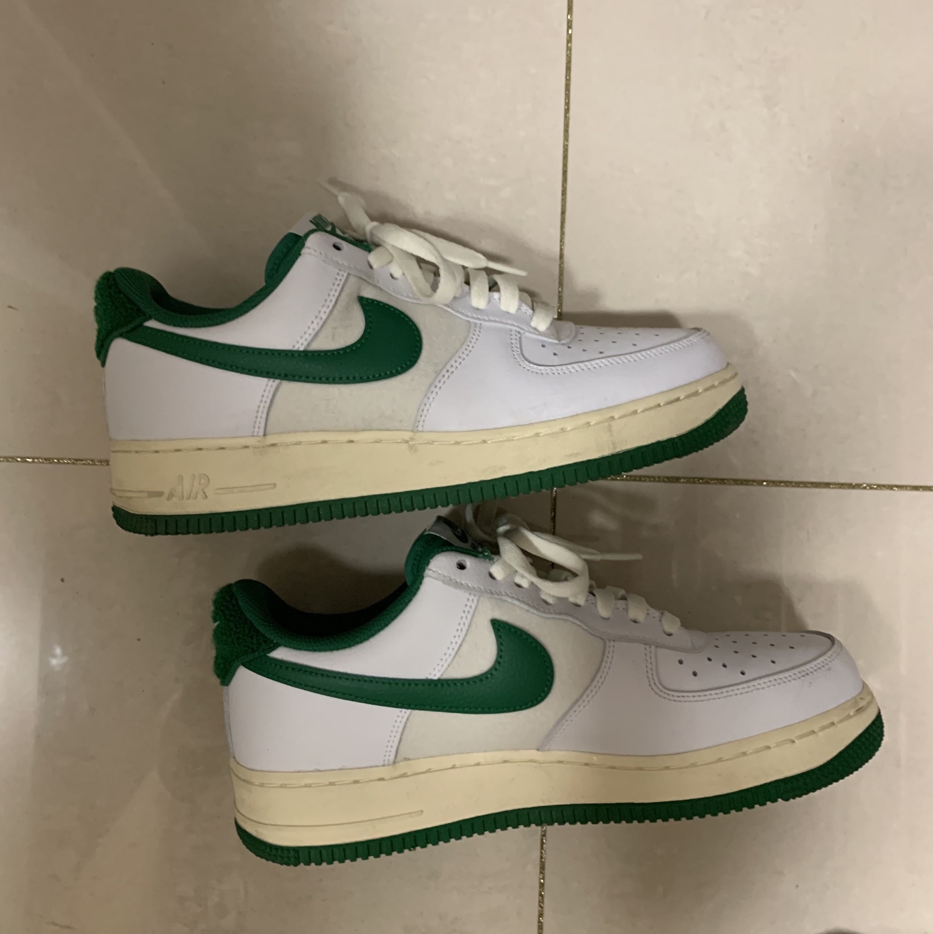 Nike Air Force 1 '07 LV8 Varsity White Pine Green 착용 스타일