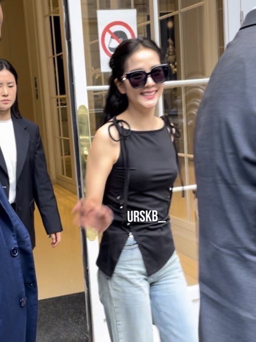 Yunse Women Olive Sleeveless Top Black 착용 스타일 - 2