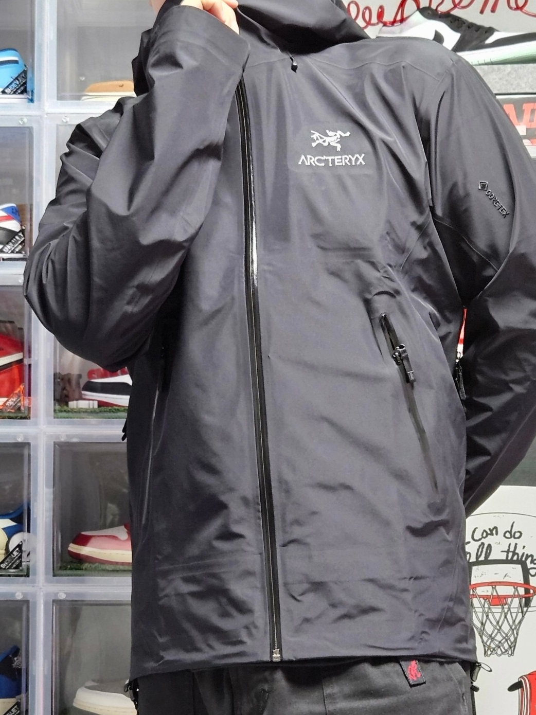 Arc'teryx Beta LT Jacket Black 착용 스타일 - 1