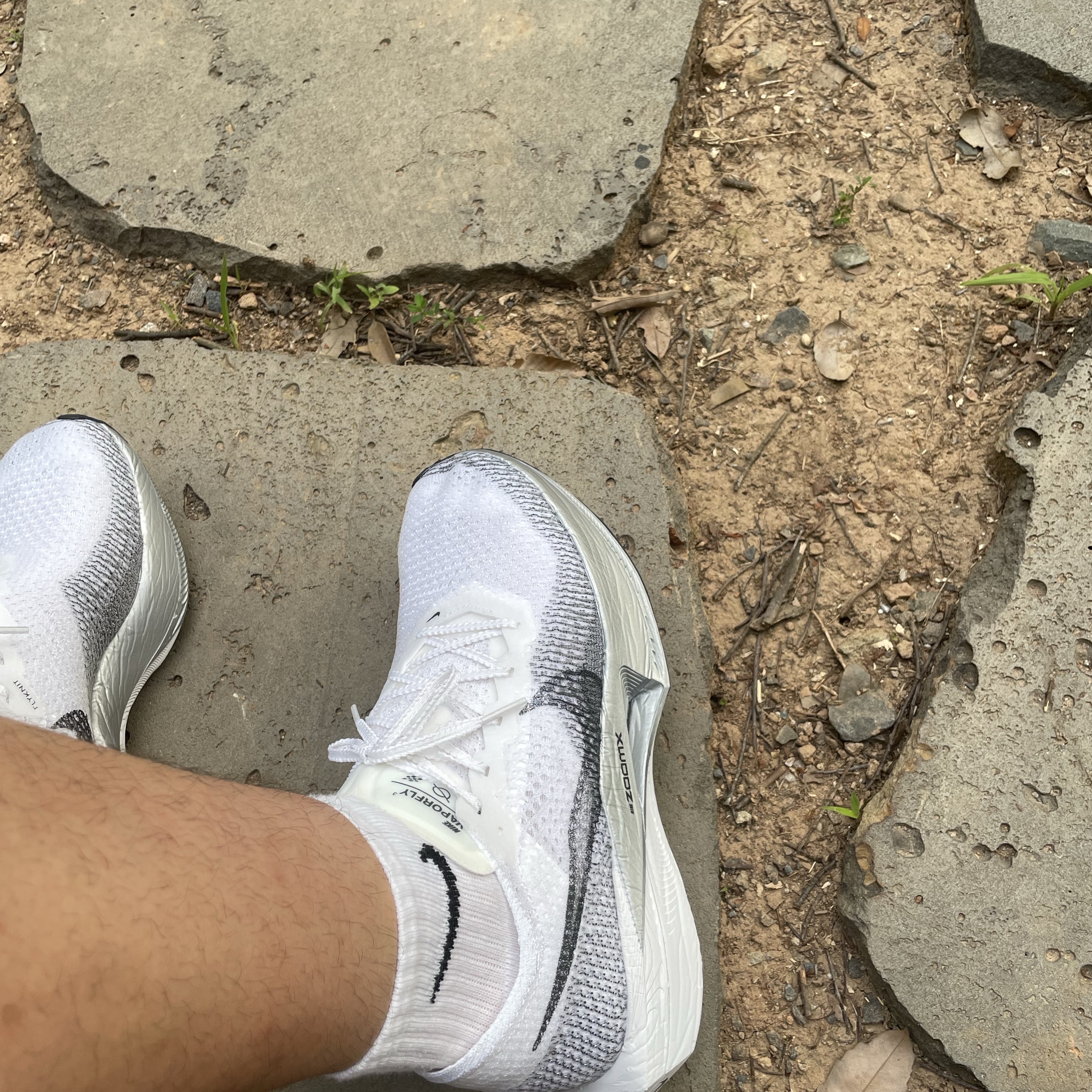 Nike ZoomX Vaporfly Next% 3 White Grey 착용 스타일 - 2