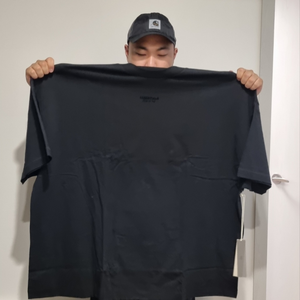 Essentials T-Shirt Jet Black - 23FW 착용 스타일