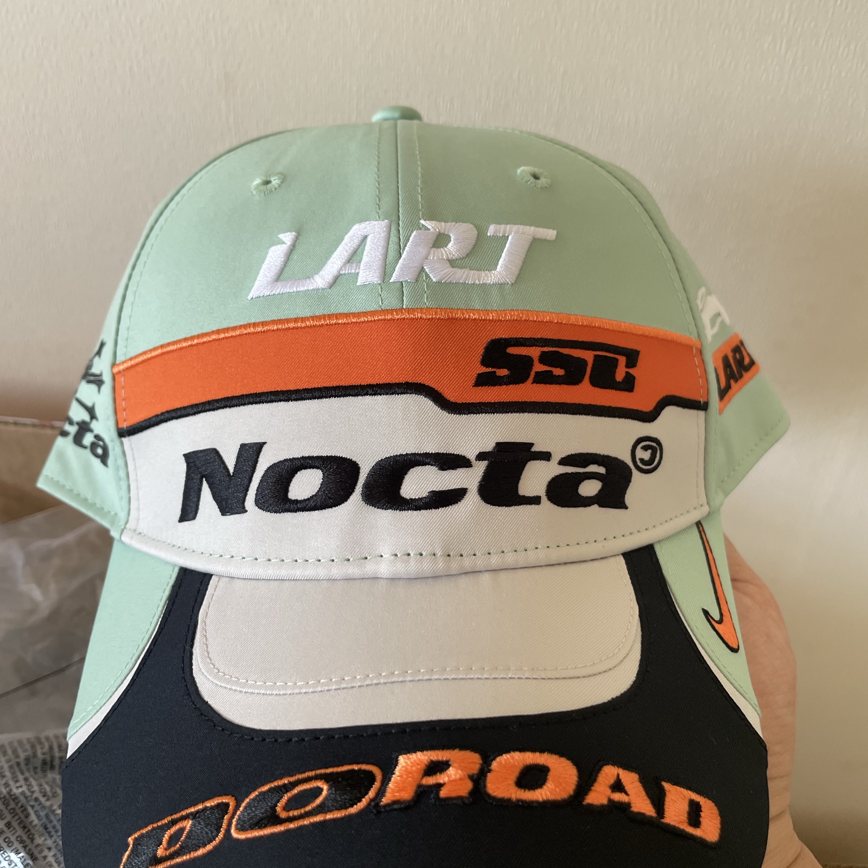 Nike x Drake Nocta x Kar L'Art De L'Automobile Drx Hat Enamel Green 착용 스타일