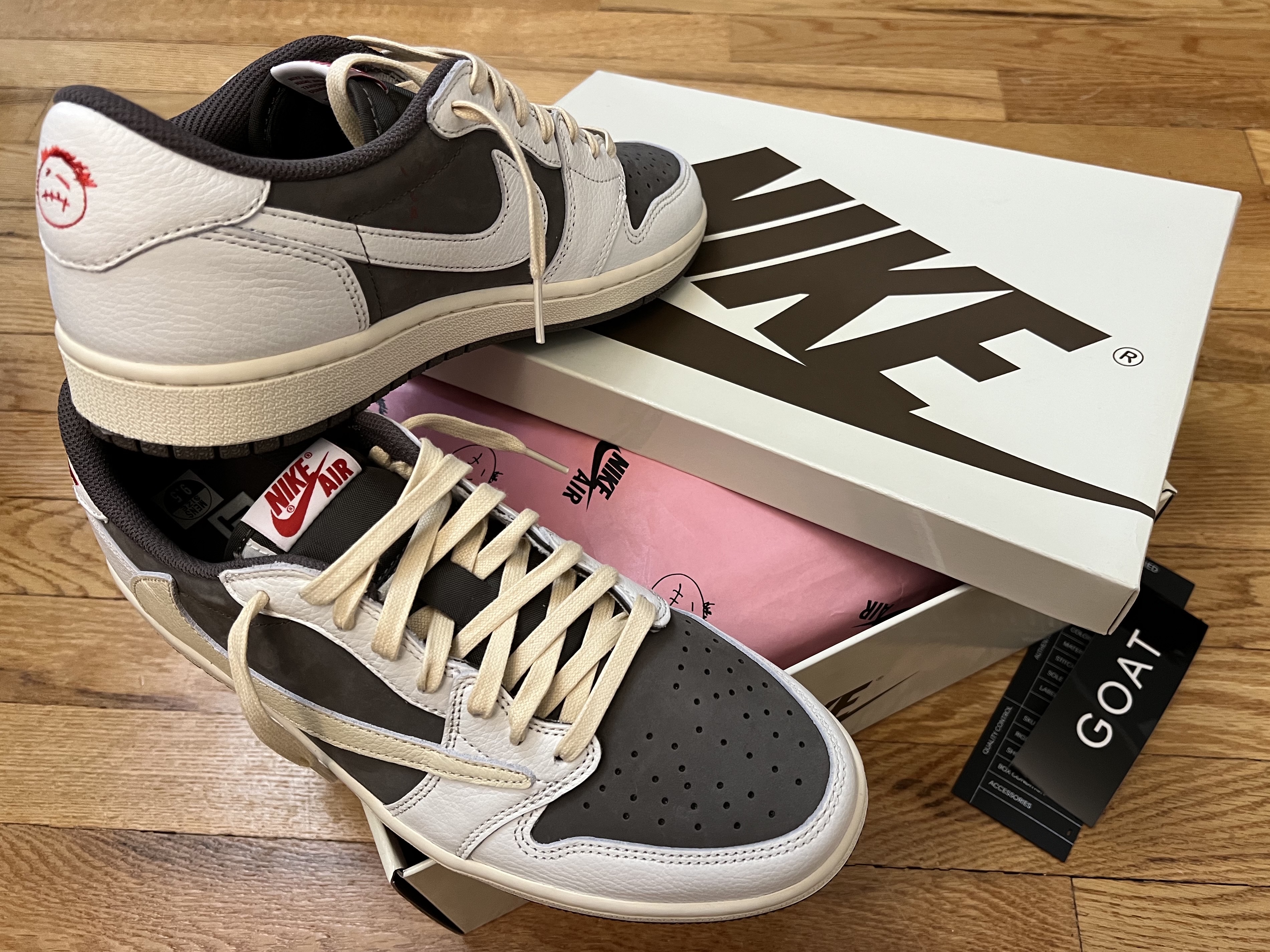 Jordan 1 x Travis Scott Retro Low OG SP Sail and Ridgerock 착용 스타일
