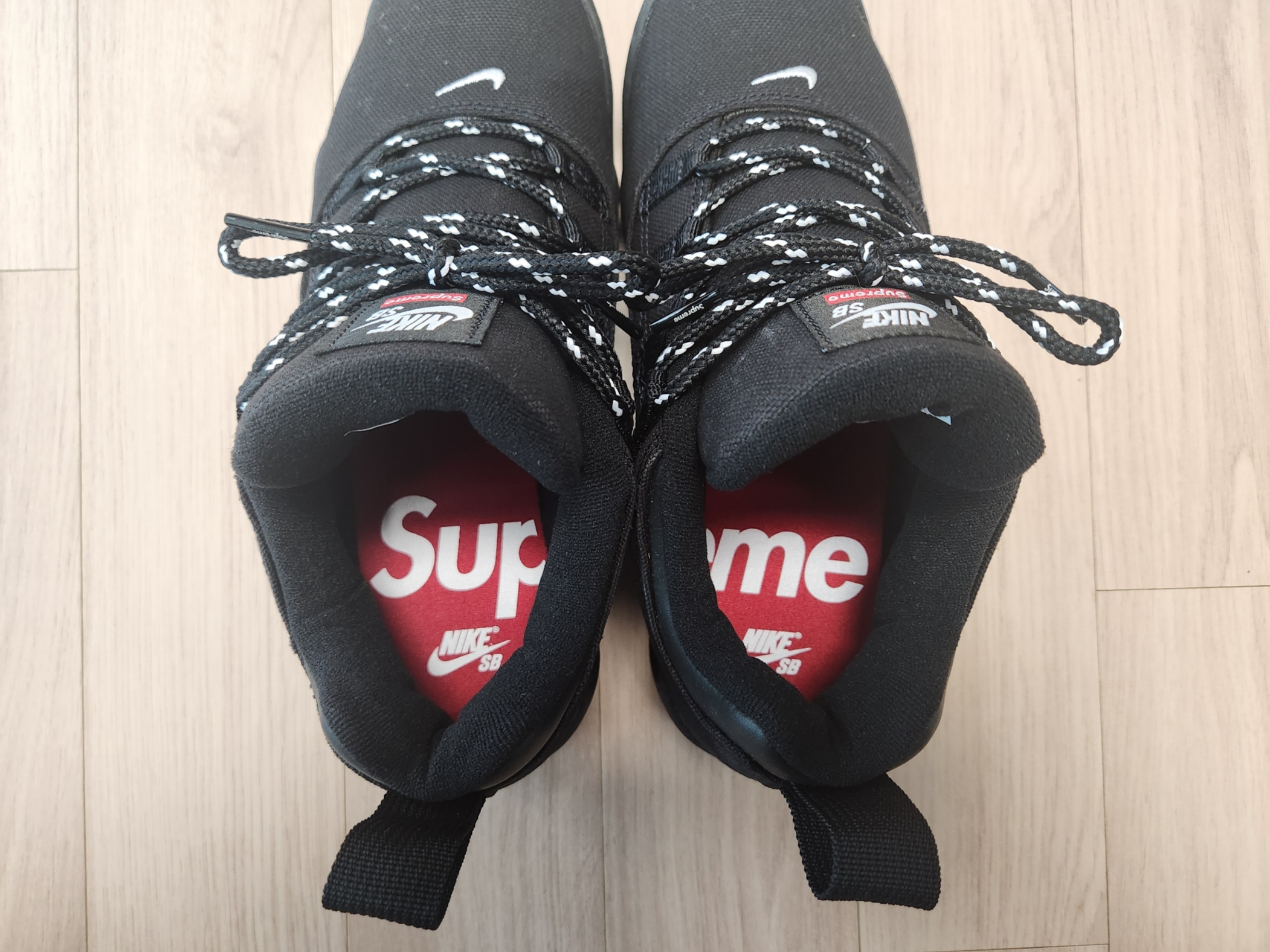 Nike x Supreme SB Darwin Low Black 착용 스타일 - 5