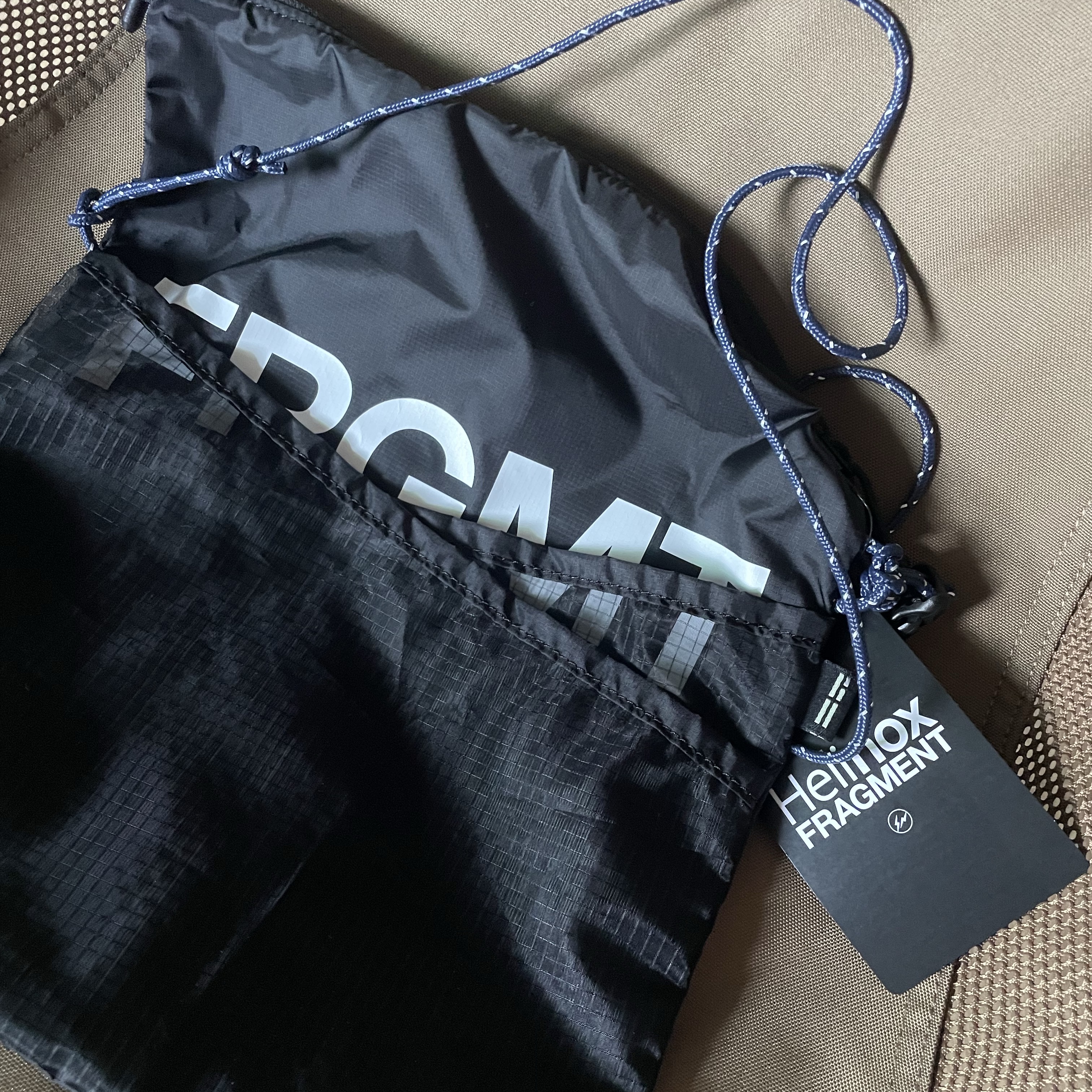 Helinox x Fragment Design Sacoche #1 Black 착용 스타일