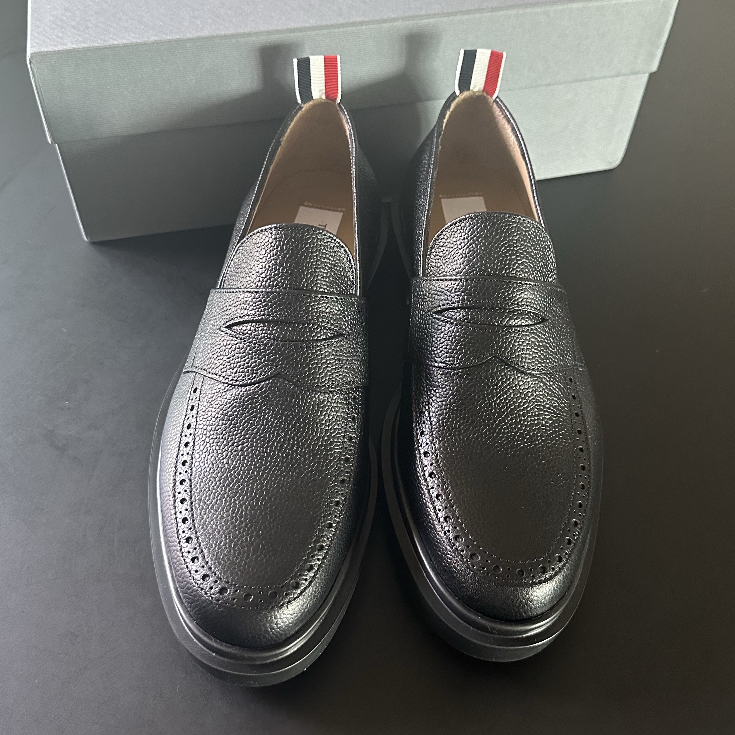 Thom Browne Pebble Grain Rubber Sole Penny Loafer Black 착용 스타일 - 6