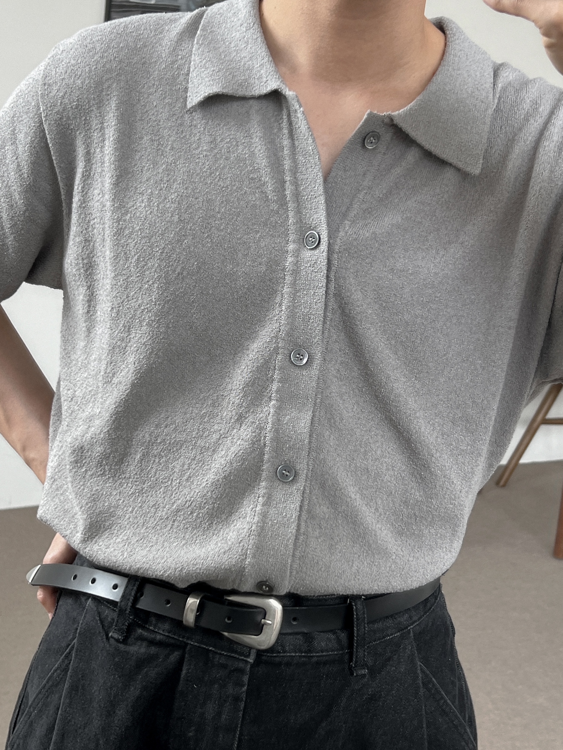 TNGT Loose-Fit Terry Boucle Cardigan Khaki Gray 착용 스타일 - 3