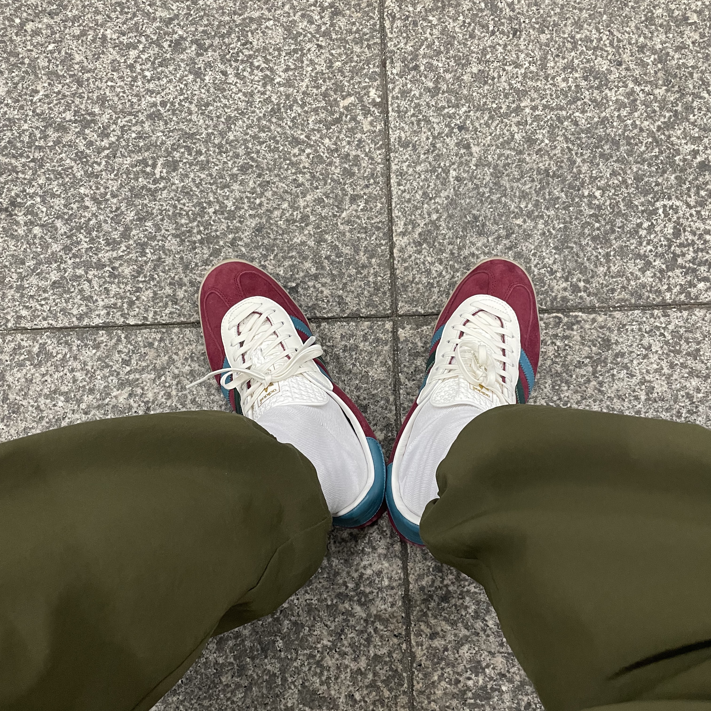 Adidas Gazelle Indoor Collegiate Burgundy Arctic Fuchsia 착용 스타일 - 2