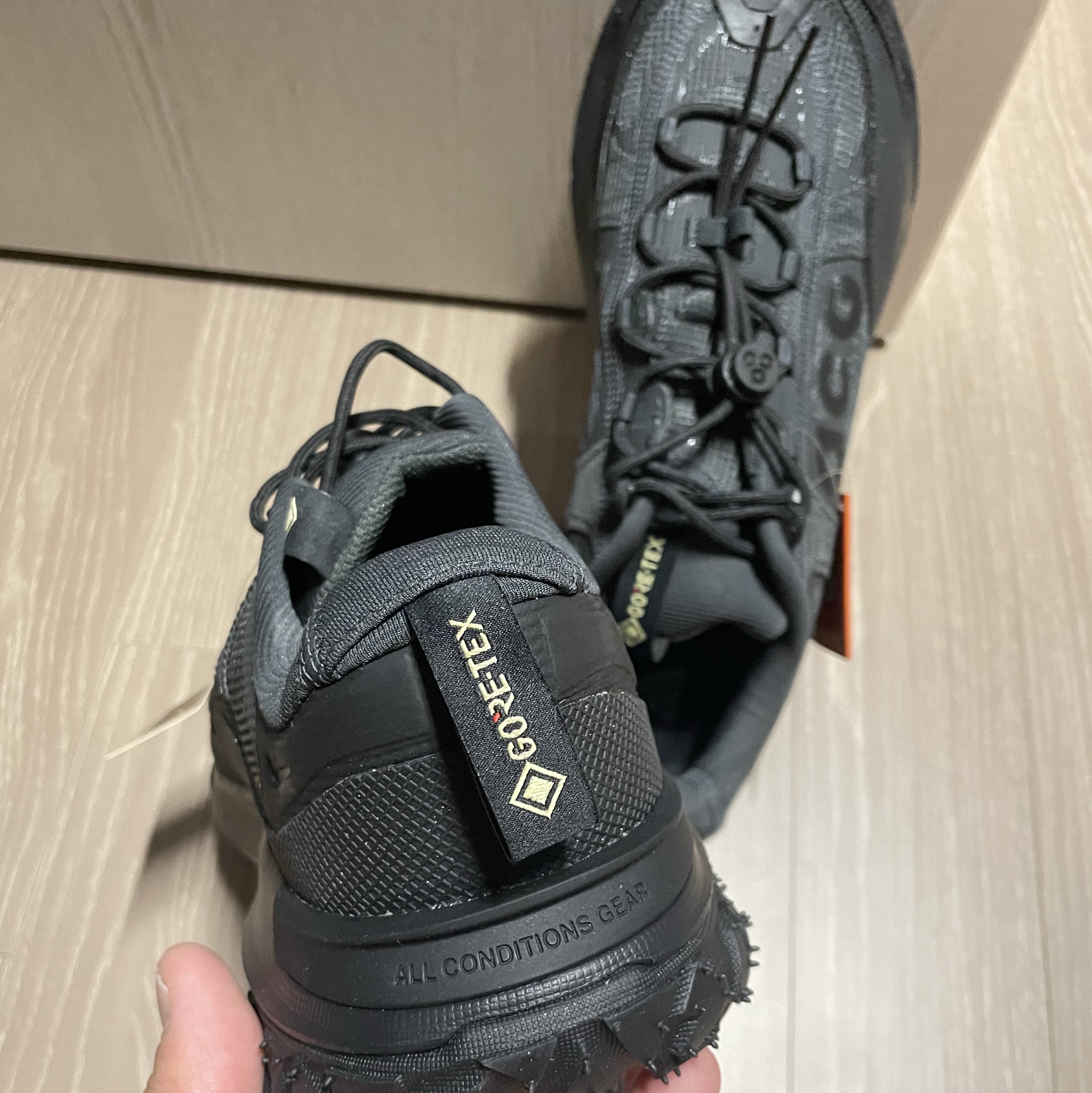 Nike ACG Mountain Fly 2 Low Gore-Tex Black and Dark Smoke Grey 착용 스타일 - 6