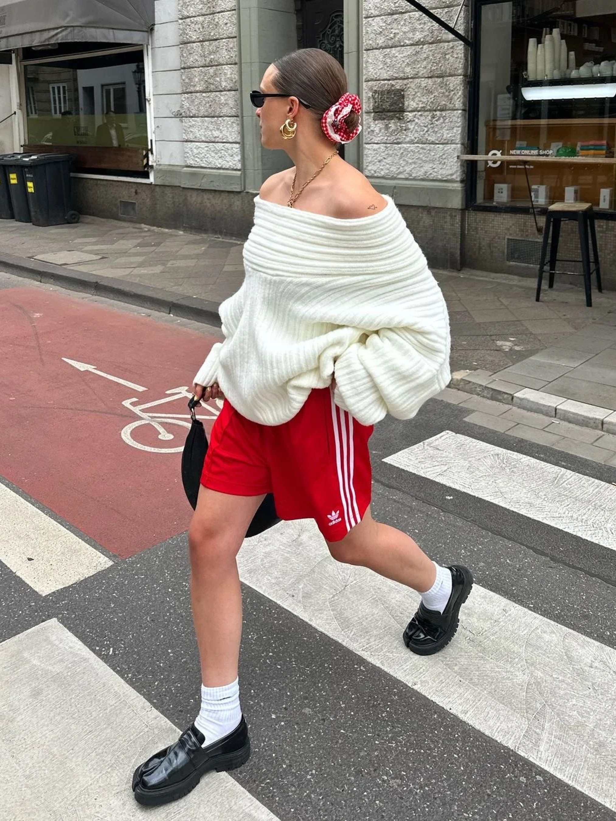 (W) Adidas Firebird Shorts Better Scarlet - KR Sizing, (W) Adidas Firebird Shorts Dark Blue - KR Sizing 착용 스타일 - 3