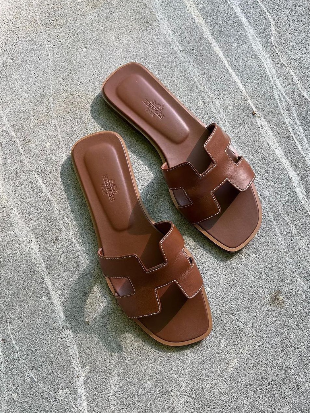 (W) Hermes Oran Sandal Calfskin & Noir Piqures Ecrues, (W) Hermes Oran Sandal Calfskin & Gold Piqures Ecrues 착용 스타일 - 5