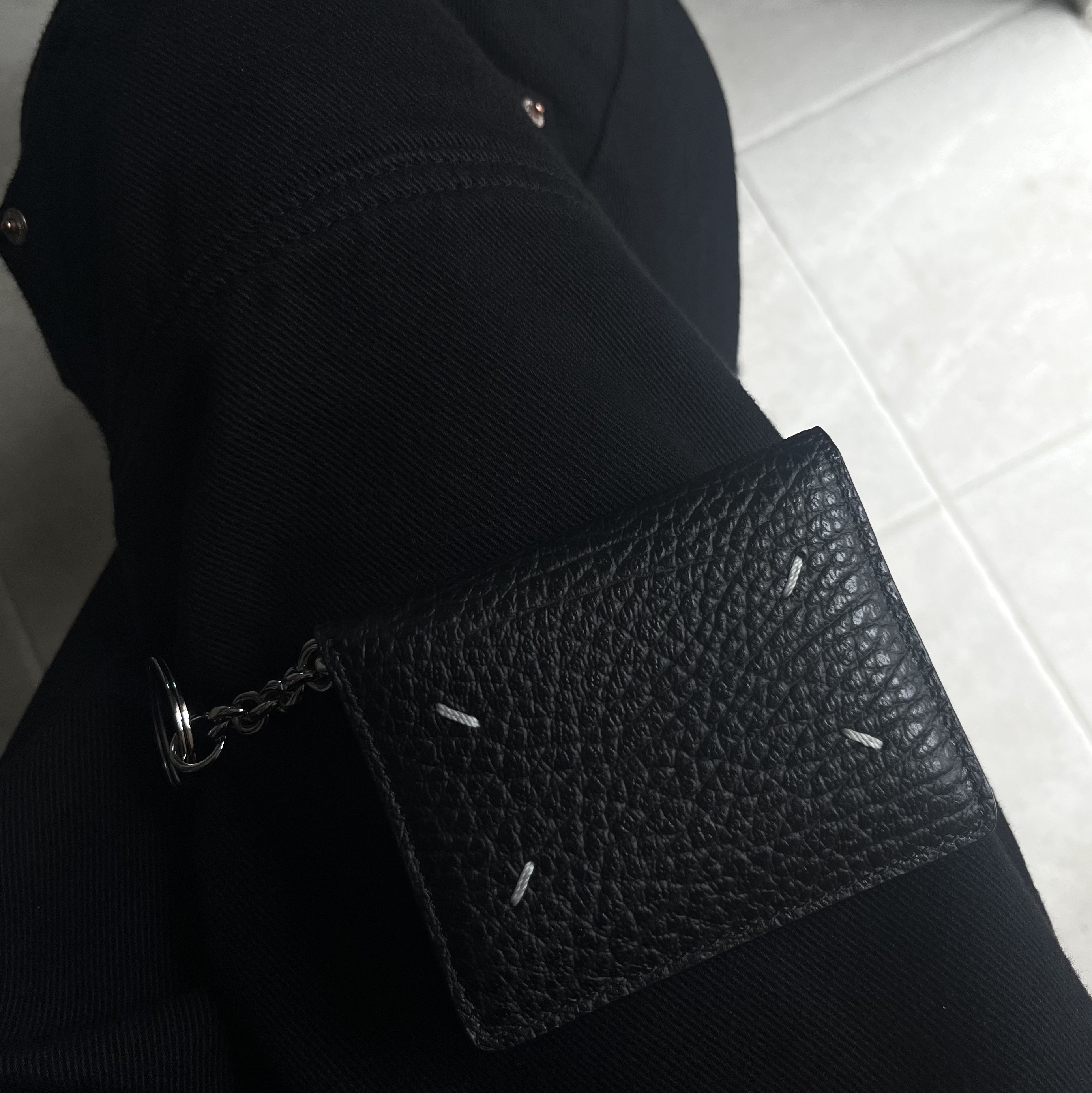 Maison Margiela Keyring Wallet Black 착용 스타일