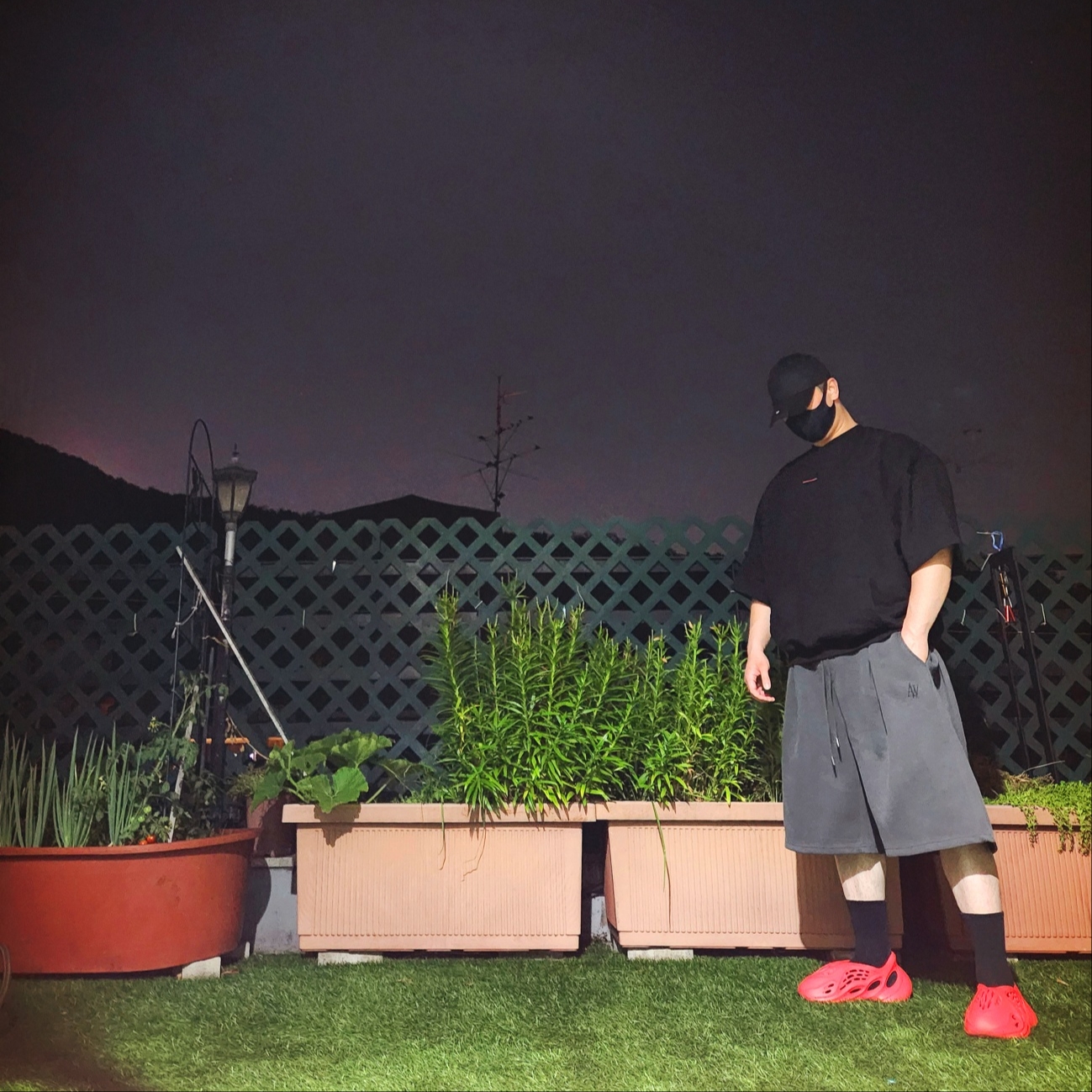 Yeezy Gap Engineered By Balenciaga Logo Cap Black, Adidas Yeezy Foam RNNR Vermilion 착용 스타일 - 1