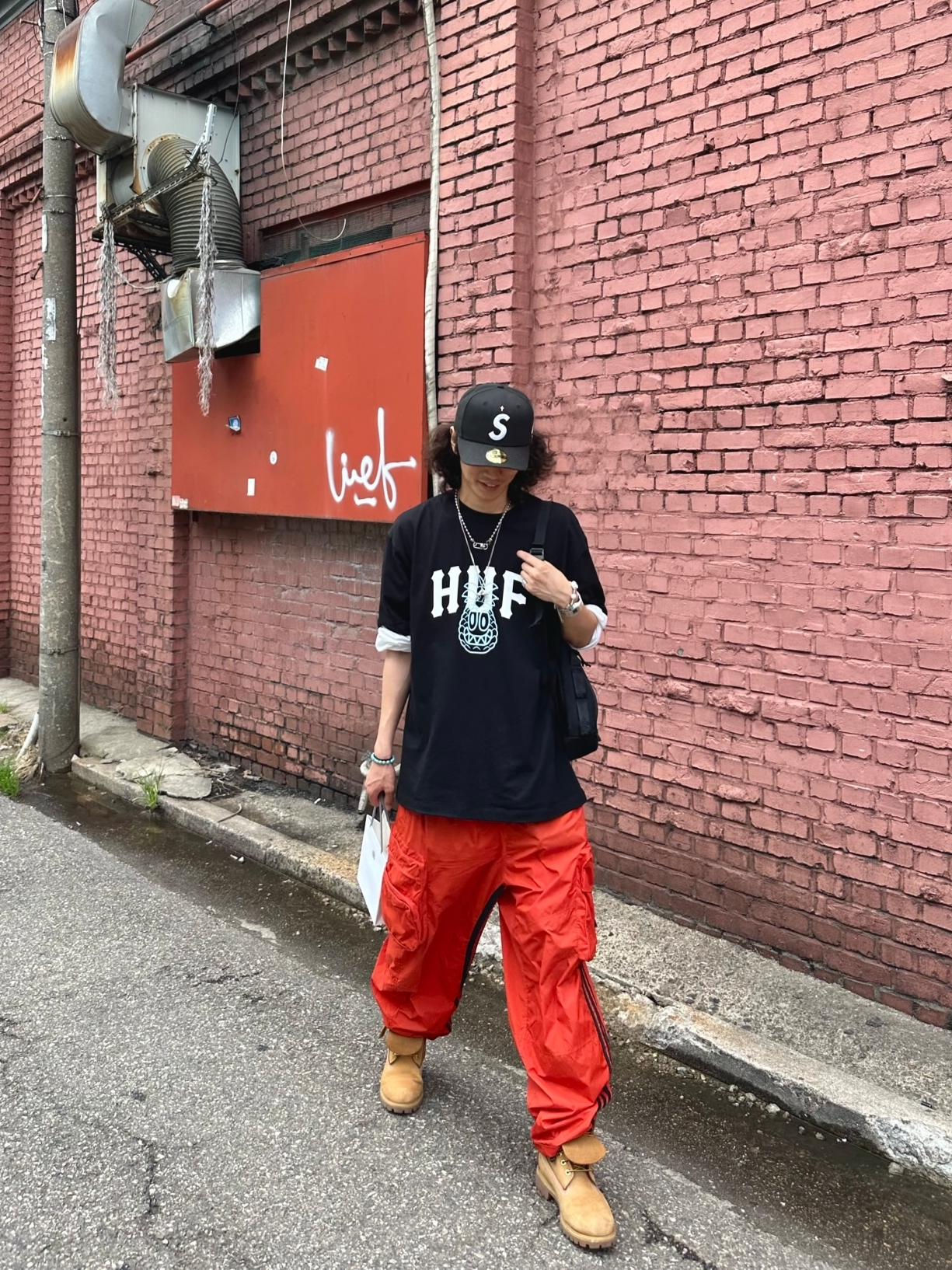 Supreme Gold Cross S Logo New Era Black - 24SS, HUF x Reddy Pinnacle T-Shirt Black 착용 스타일 - 1