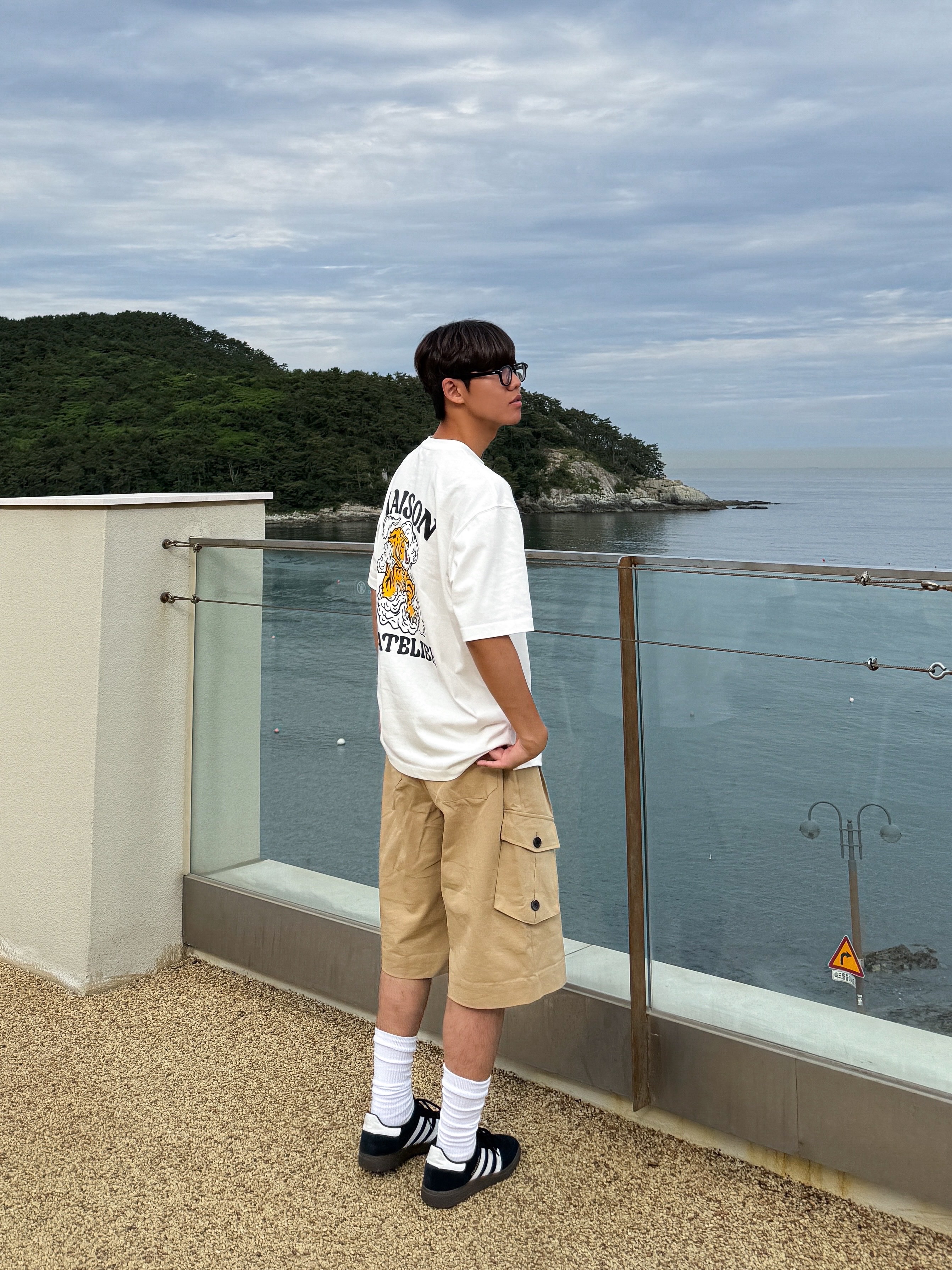 TNGT Semi-Over Fit Tiger Graphics Half T-Shirts Cream 착용 스타일 - 3