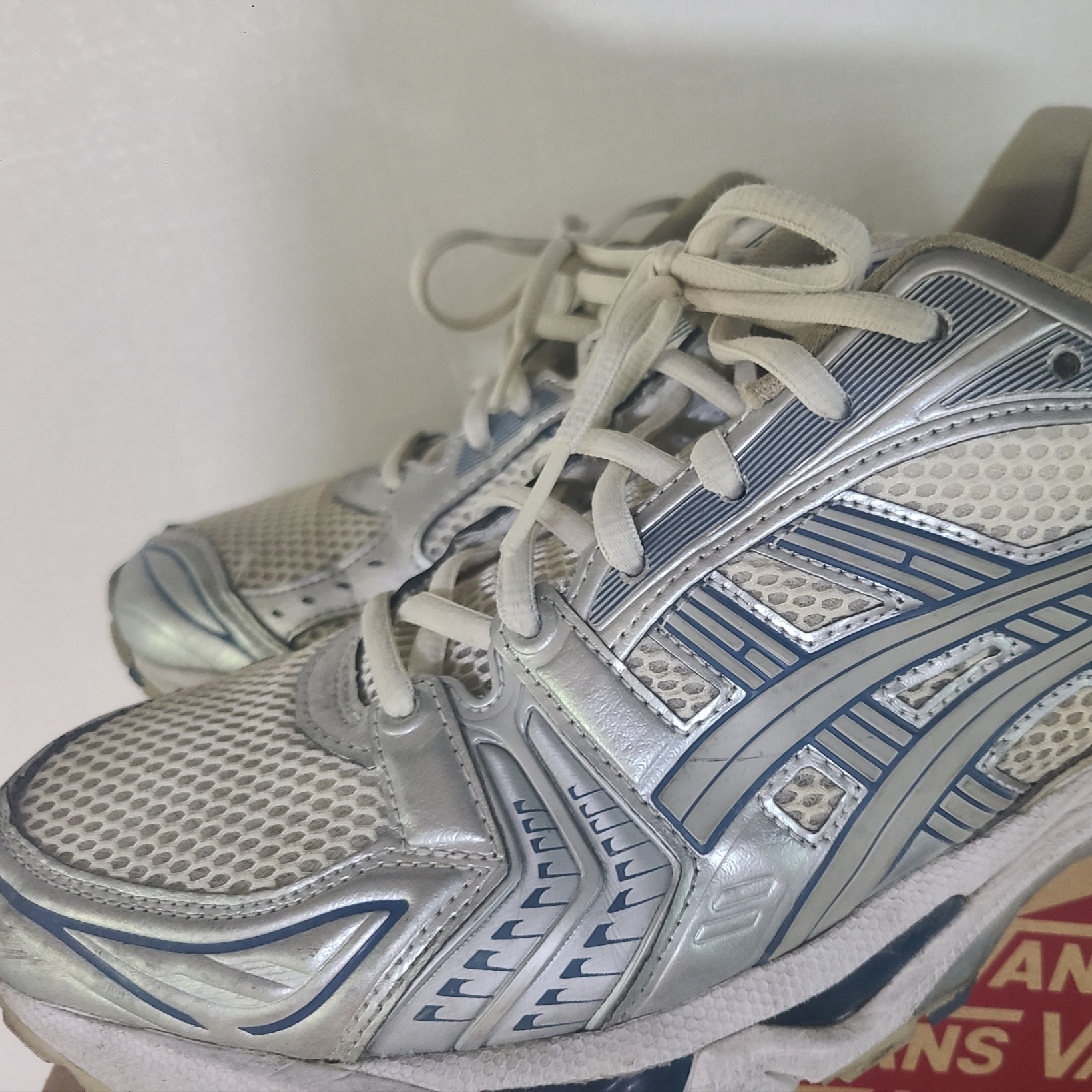 Asics Gel-Kayano 14 Cream Pure Silver 착용 스타일