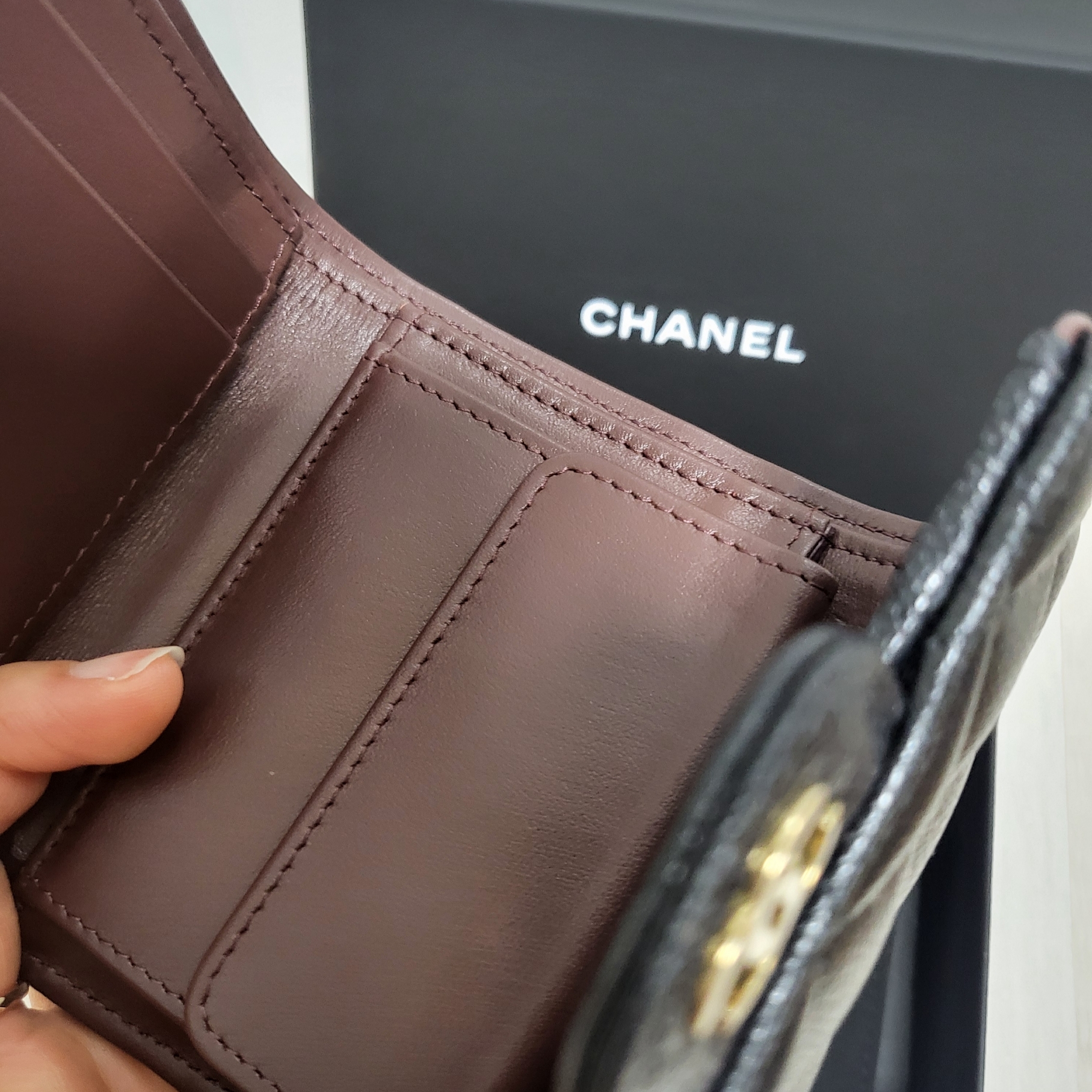 Chanel Classic Small Flap Wallet Grained Shiny Calfskin & Gold Black 착용 스타일 - 5