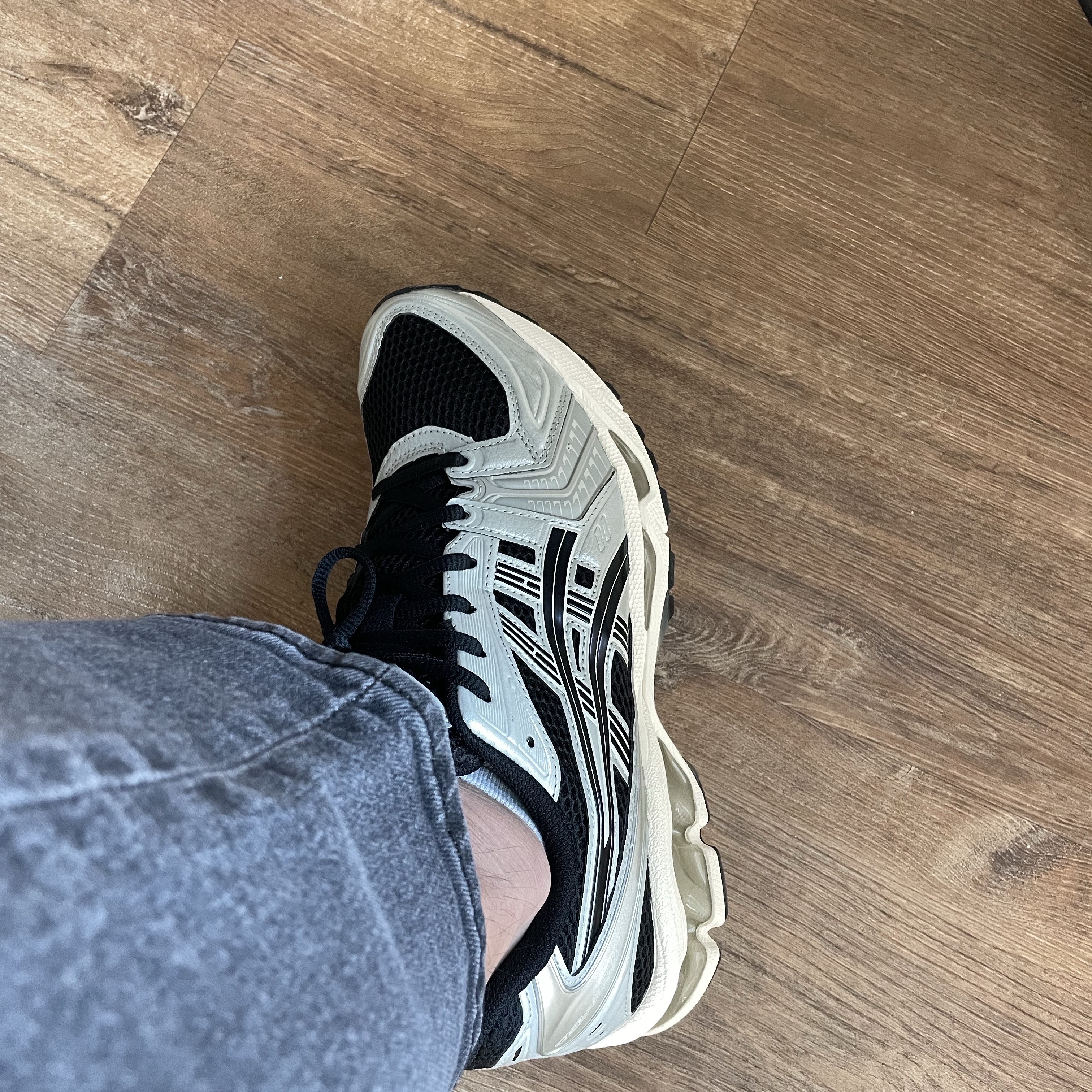 Asics Gel-Kayano 14 Black Seal Grey 착용 스타일 - 2