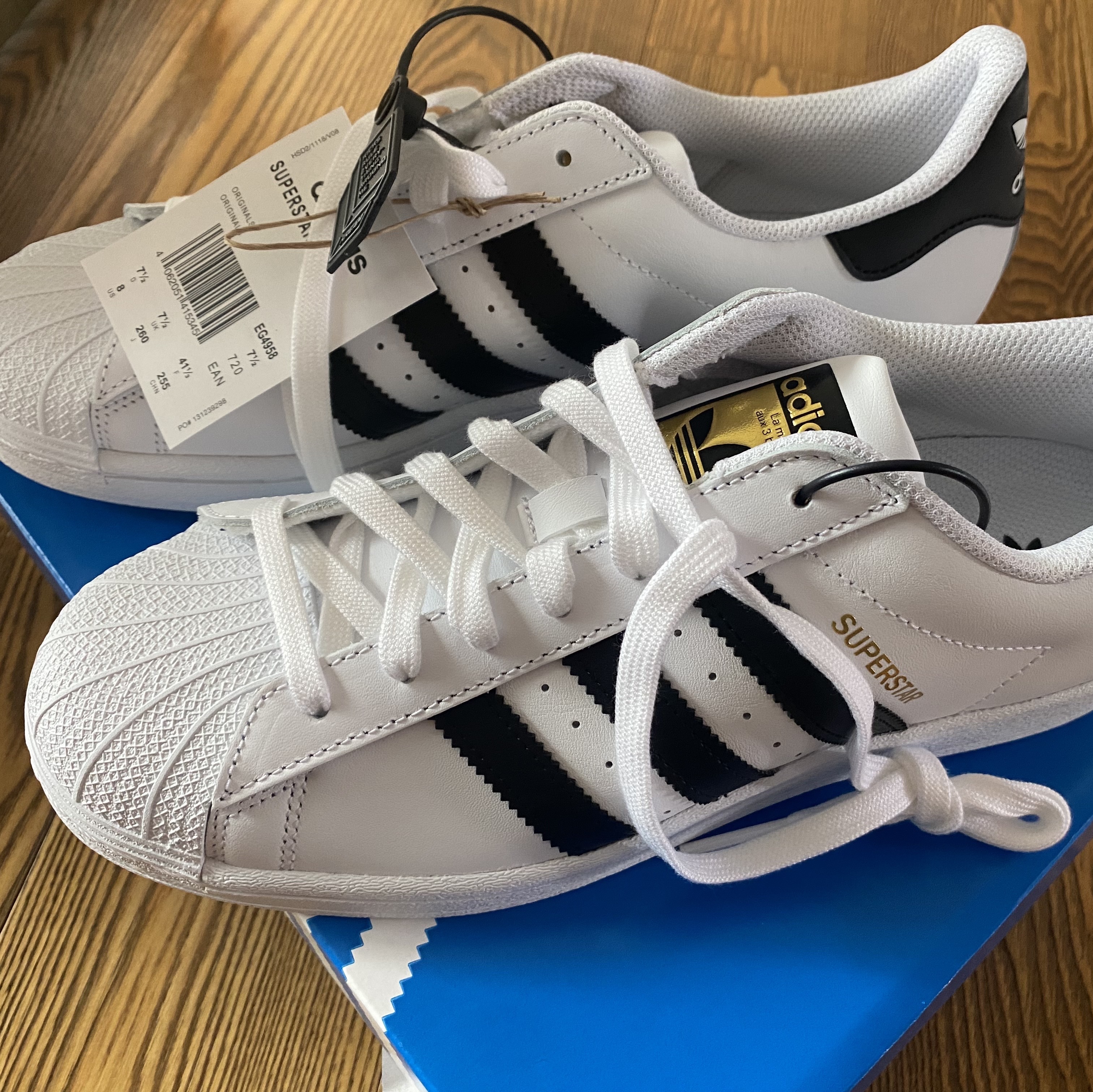 Adidas Superstar White Black 착용 스타일 - 1