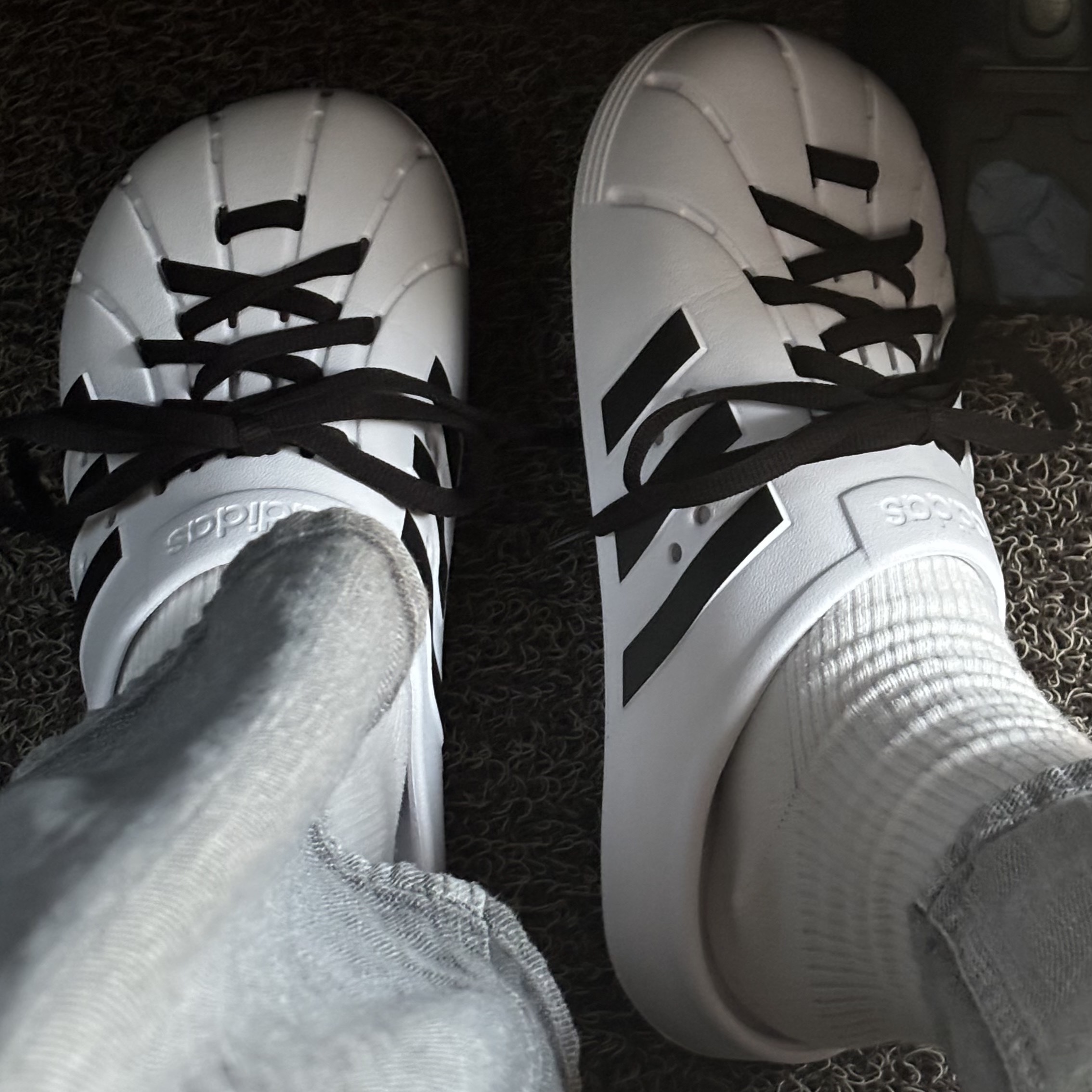 Adidas Adilette Clog White Black 착용 스타일 - 3