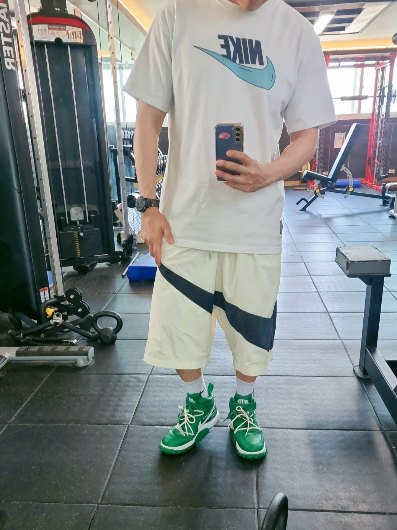 Nike NSW Swoosh Woven Shorts Coconut Milk Black - Asia, Nike x Off-White Air Force 1 Mid SP Leather Pine Green 착용 스타일 - 1