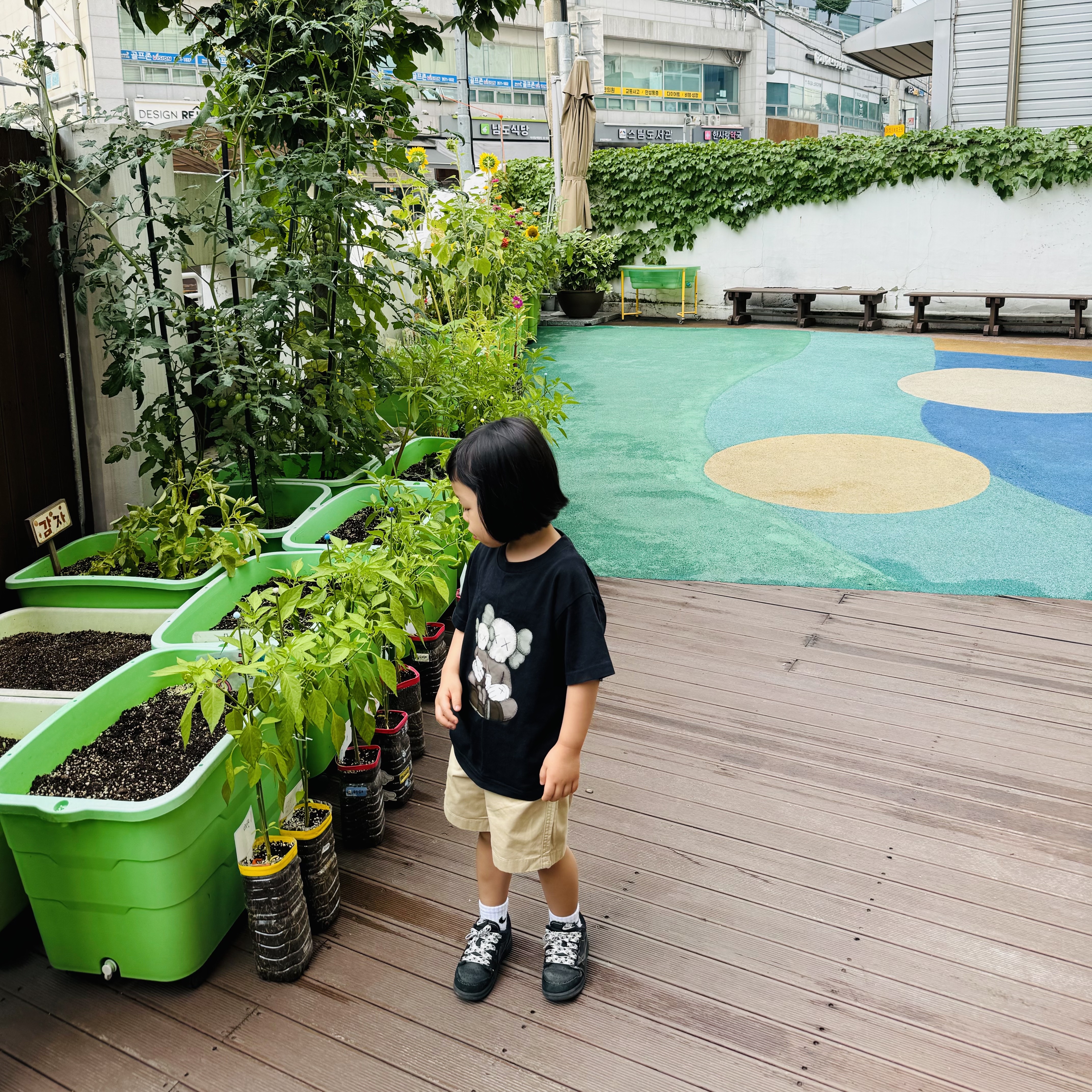 (Kids) Uniqlo UT x Kaws Short Sleeve Graphic T-Shirt Black, (TD) Jordan 1 x Travis Scott Retro Low OG SP Black Phantom 착용 스타일 - 1