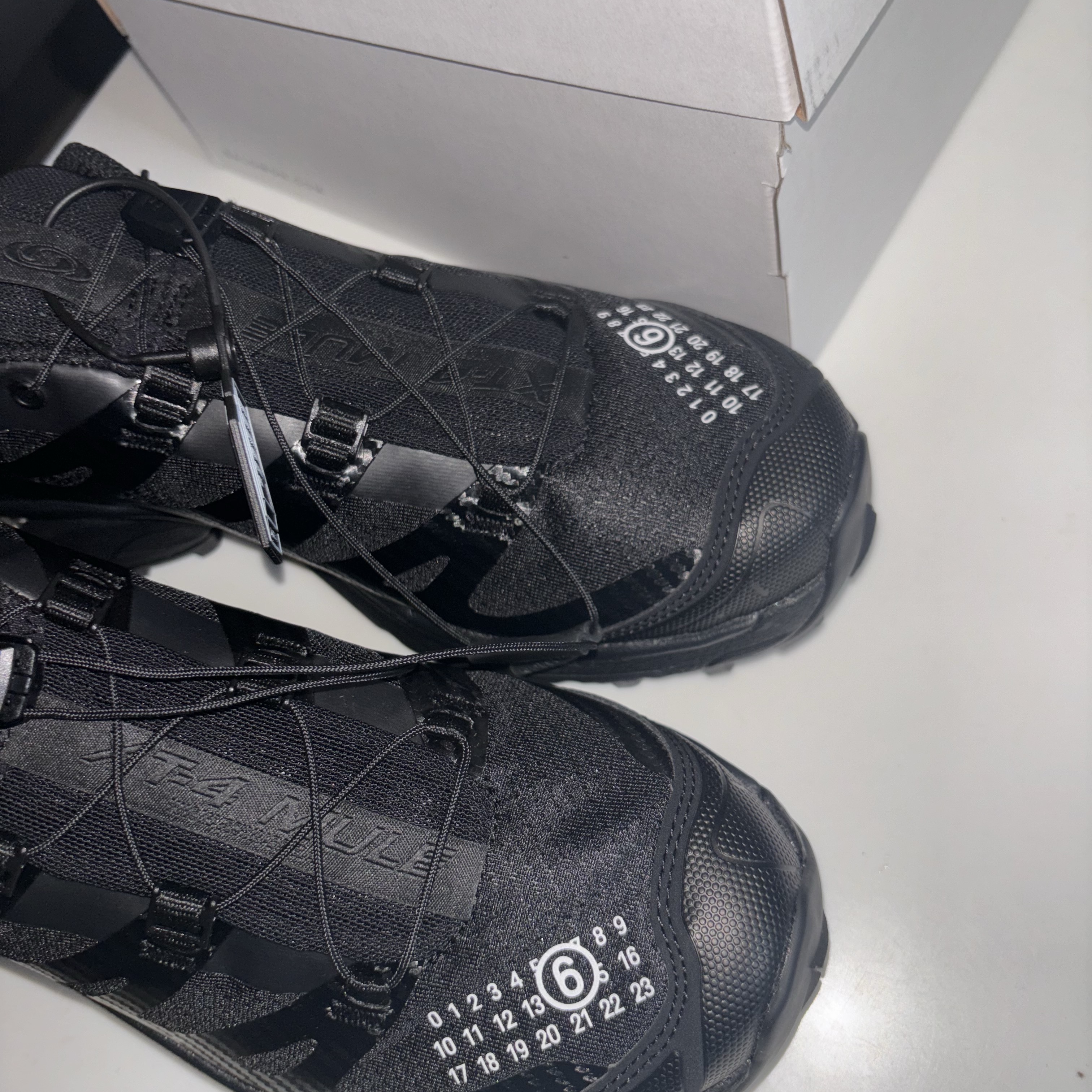 Salomon x MM6 Maison Margiela XT-4 Mule Black 착용 스타일