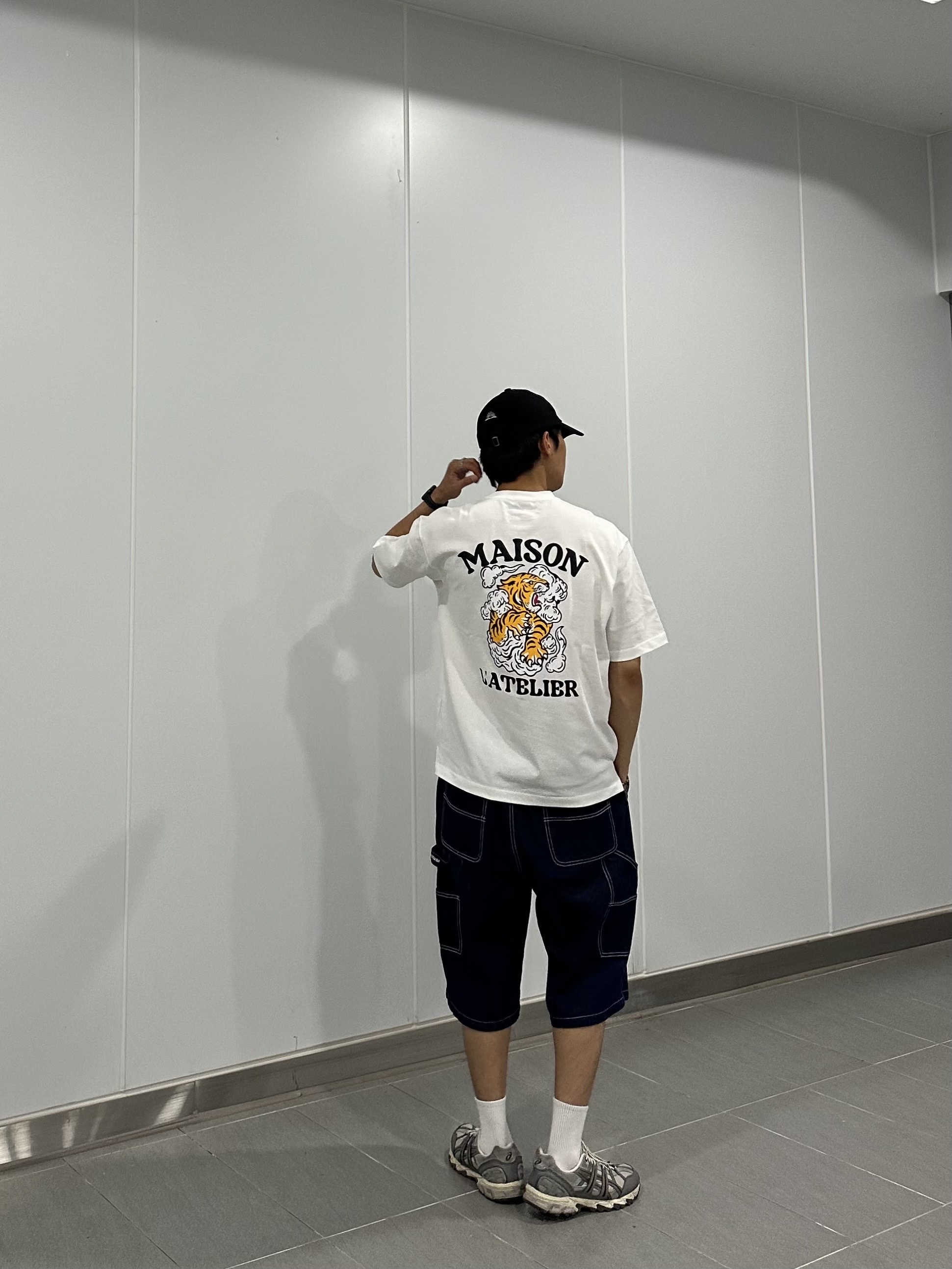 TNGT Semi-Over Fit Tiger Graphics Half T-Shirts Cream 착용 스타일 - 1