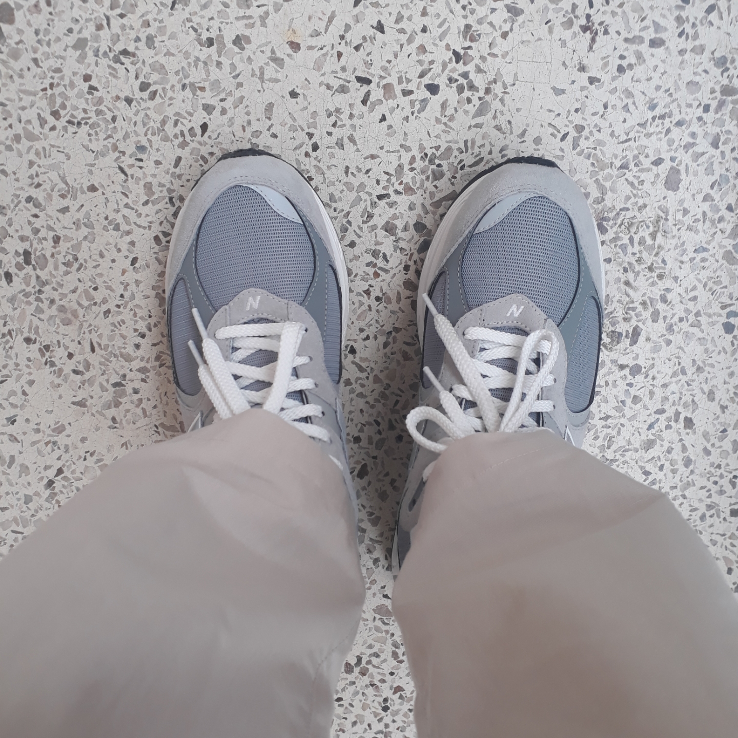New Balance 2002R Gore-Tex Concrete Harbor Grey 착용 스타일