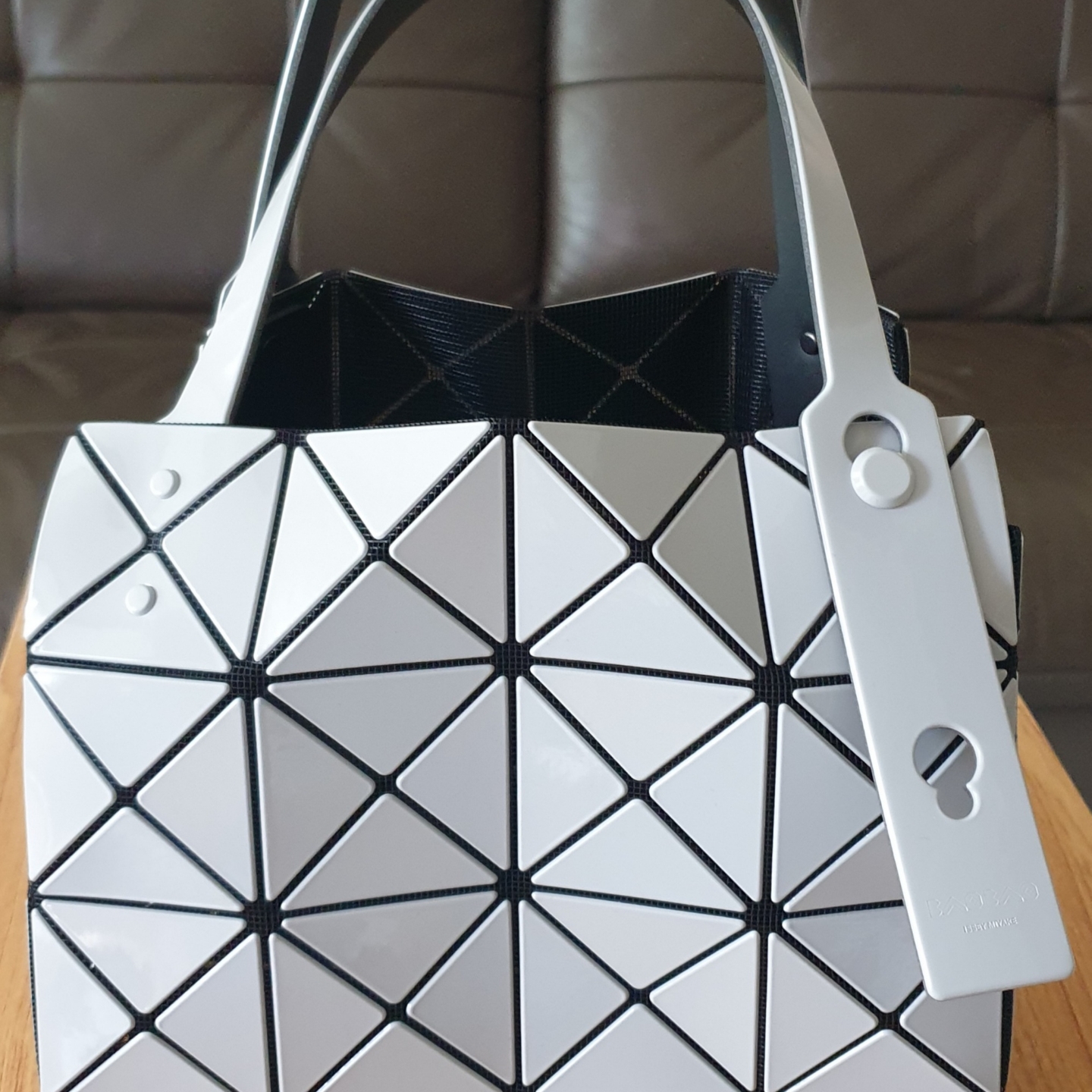 Bao Bao Issey Miyake Carat Handbag Gray 착용 스타일 - 3