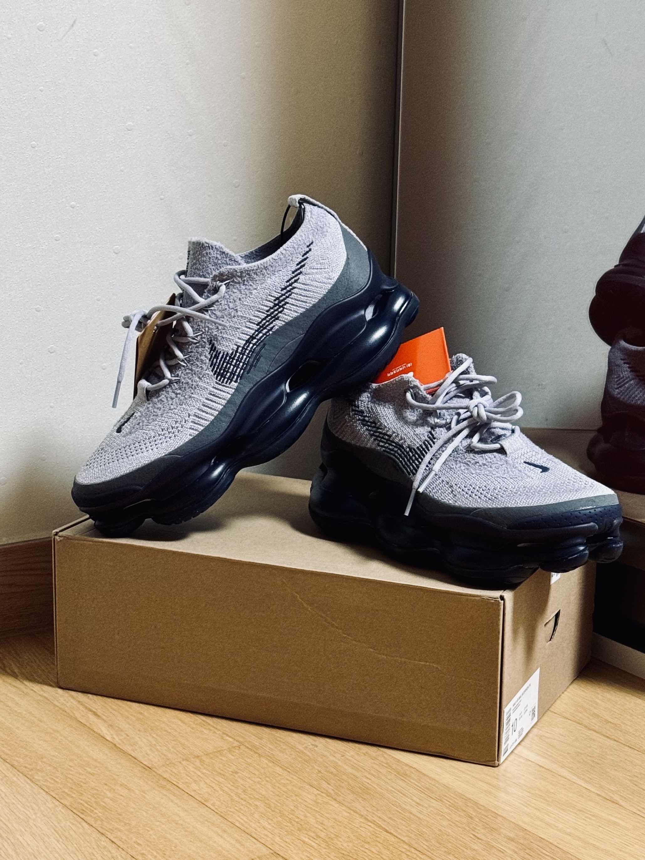 Nike Air Max Scorpion Flyknit Pewter Dark Smoke Grey 착용 스타일