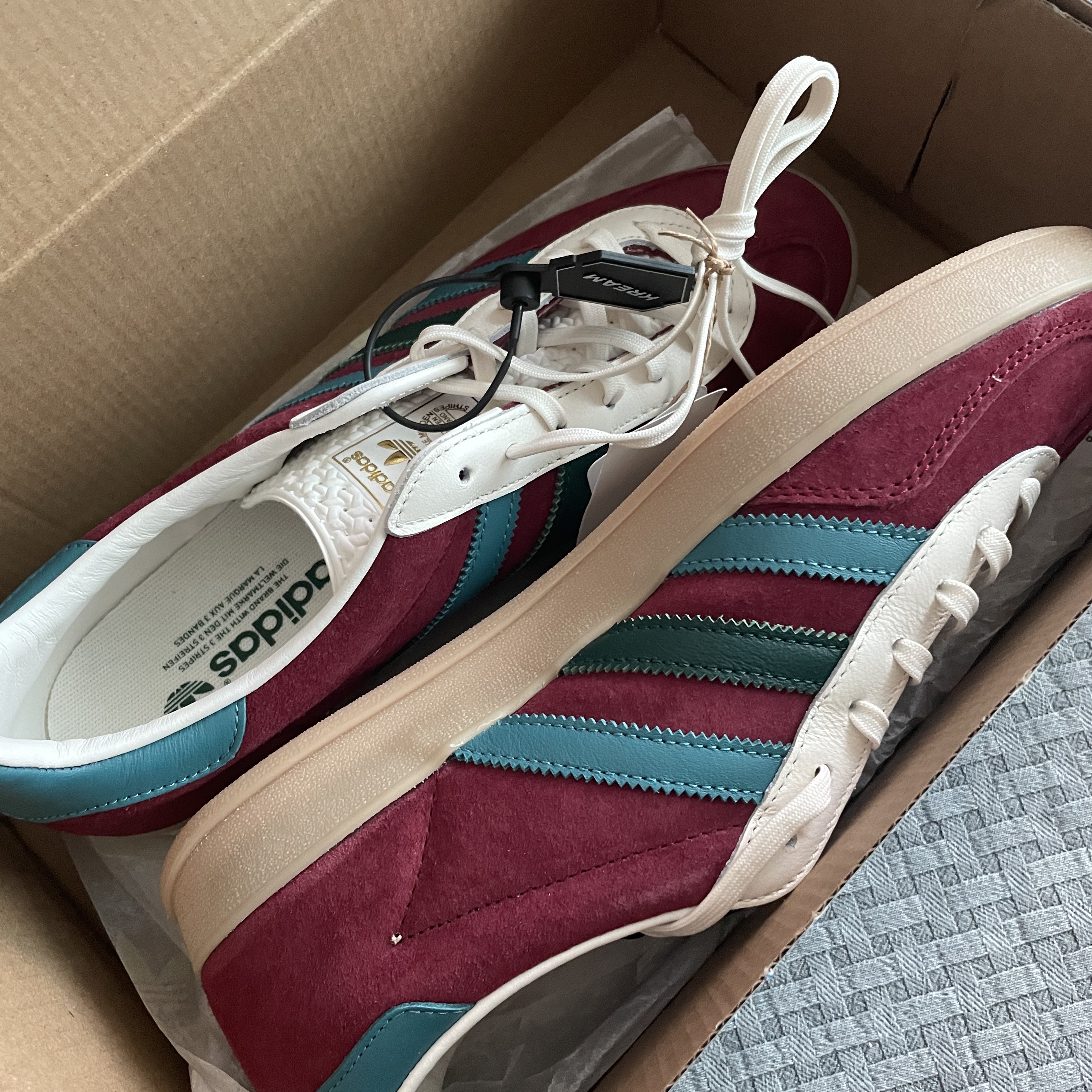 Adidas Gazelle Indoor Collegiate Burgundy Arctic Fuchsia 착용 스타일 - 1