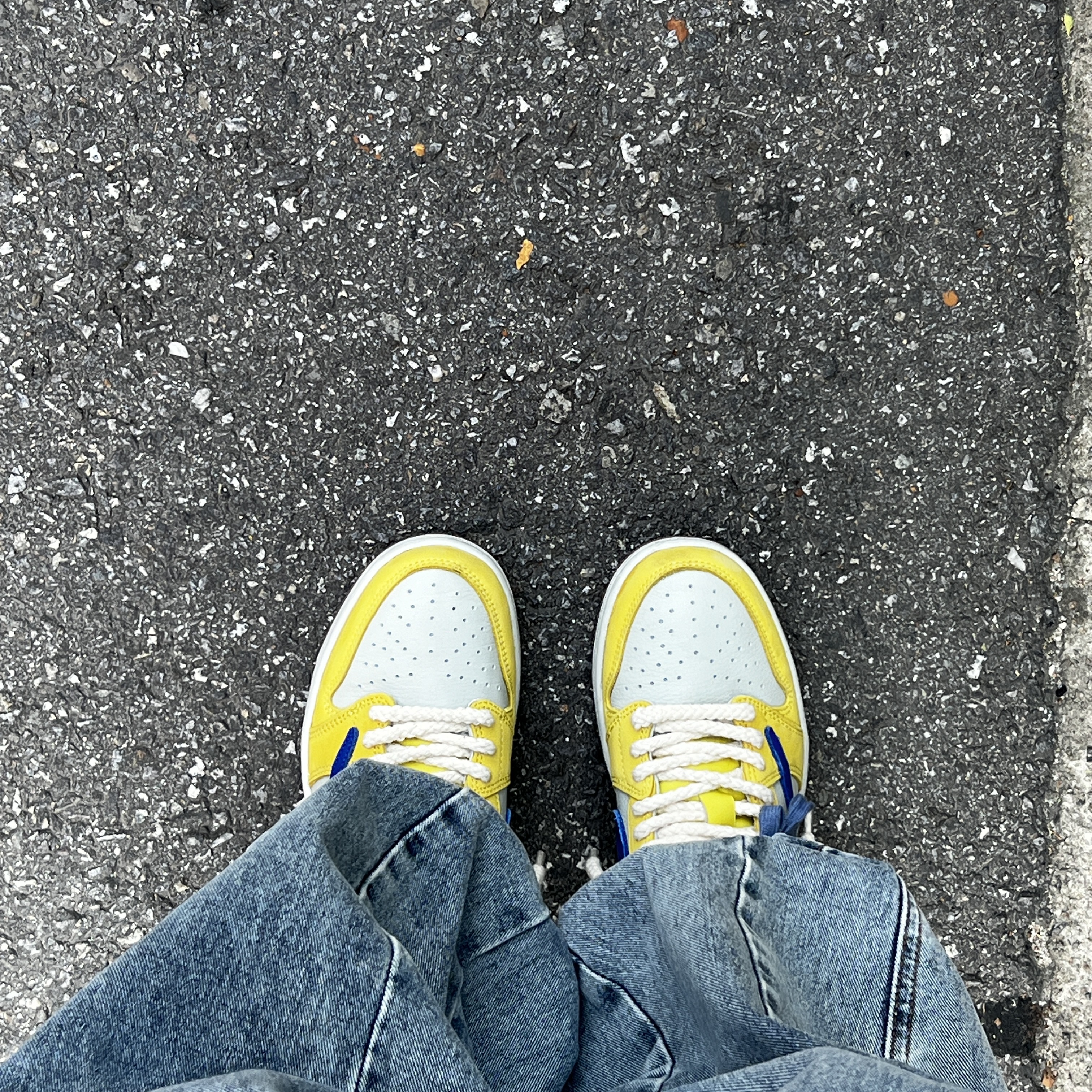 (W) Jordan 1 x Travis Scott Retro Low OG SP Canary 착용 스타일 - 2