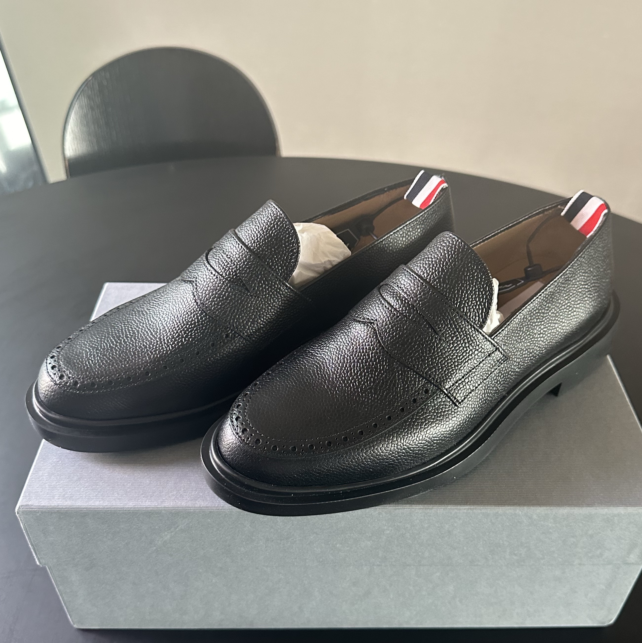 Thom Browne Pebble Grain Rubber Sole Penny Loafer Black 착용 스타일 - 2