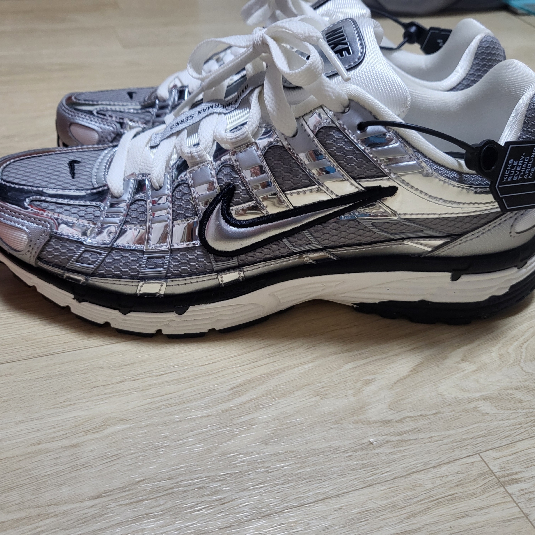 Nike P-6000 Metallic Silver 착용 스타일 - 1