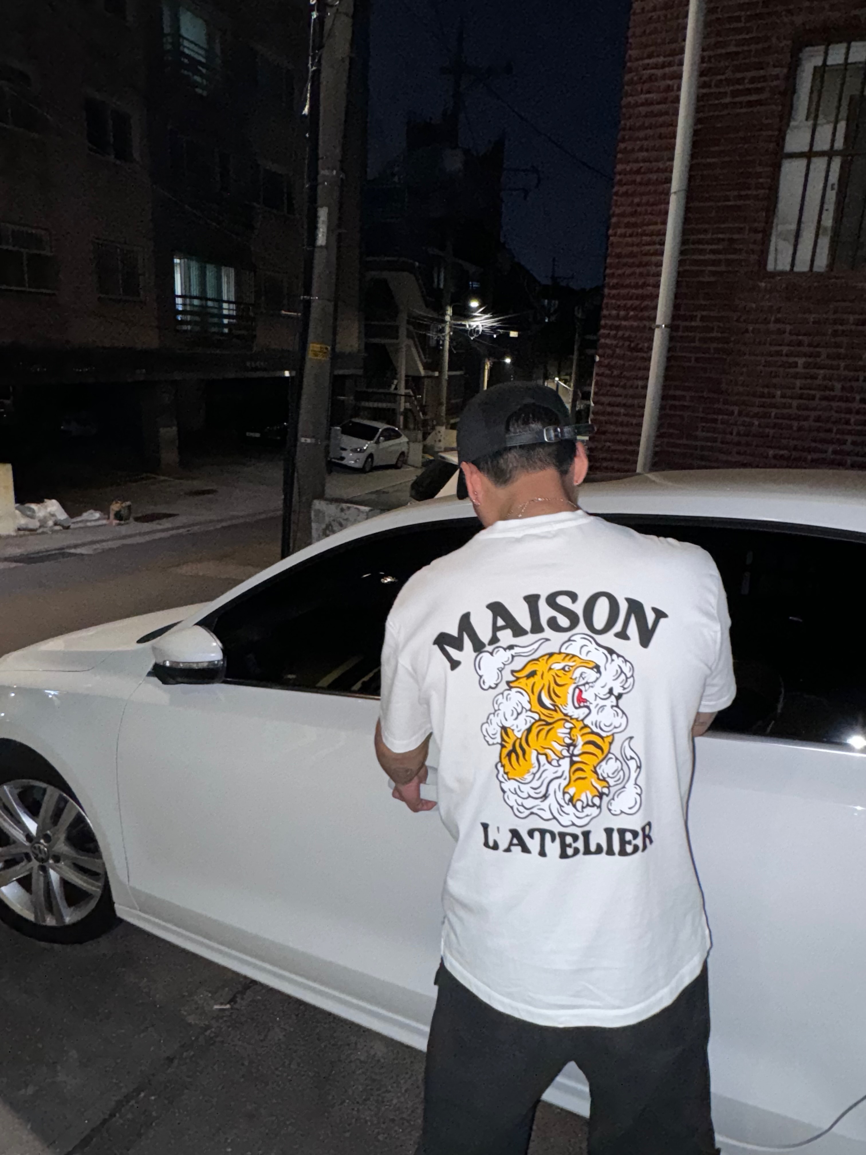 TNGT Semi-Over Fit Tiger Graphics Half T-Shirts Cream 착용 스타일 - 2