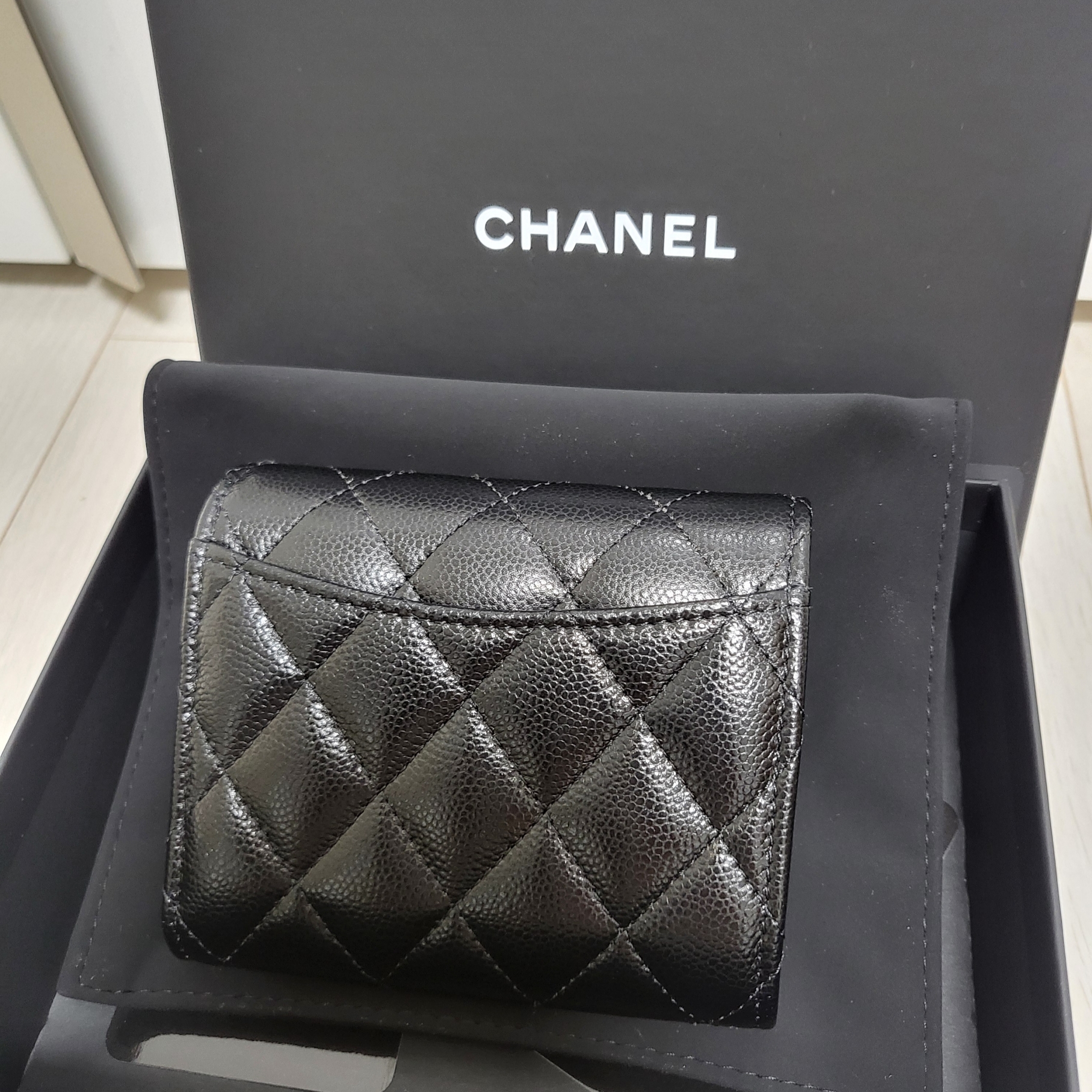 Chanel Classic Small Flap Wallet Grained Shiny Calfskin & Gold Black 착용 스타일 - 3